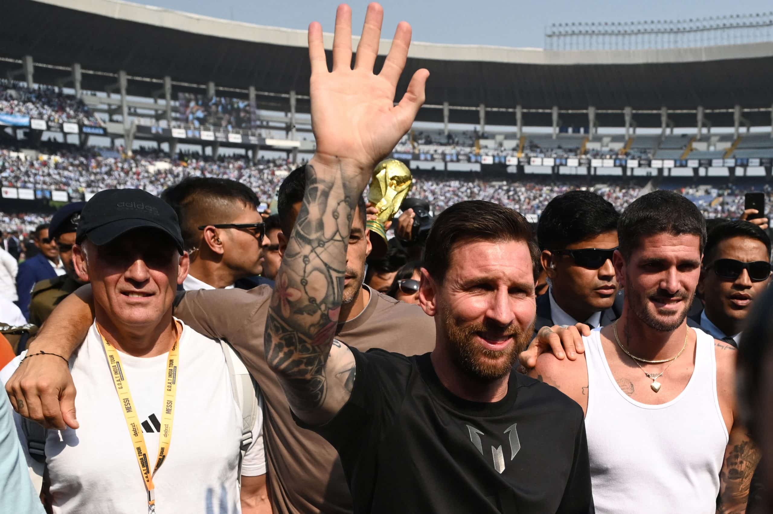Lionel Messi saluant la foule lors d'un événement en Inde.