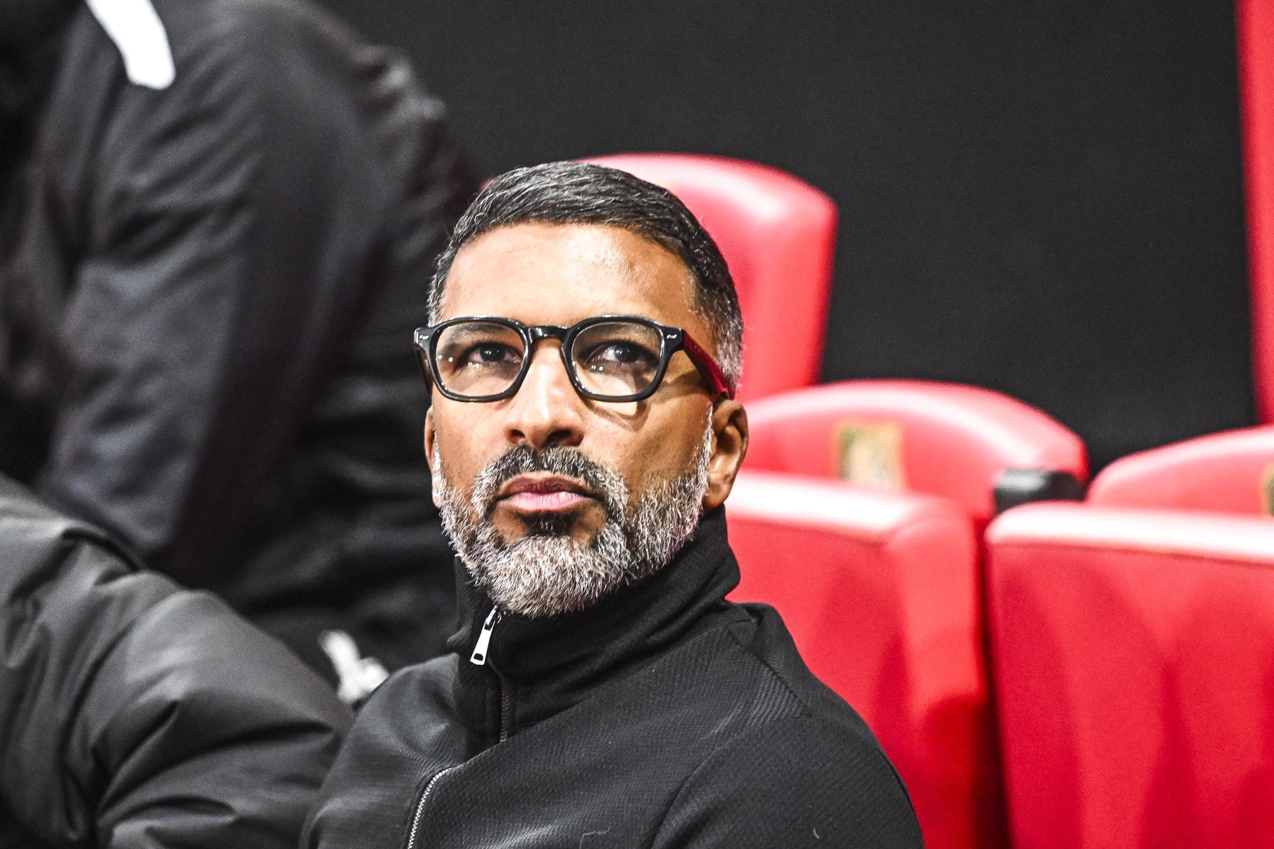 Habib Beye regardant vers les tribunes lors du derby entre Rennes et Brest.