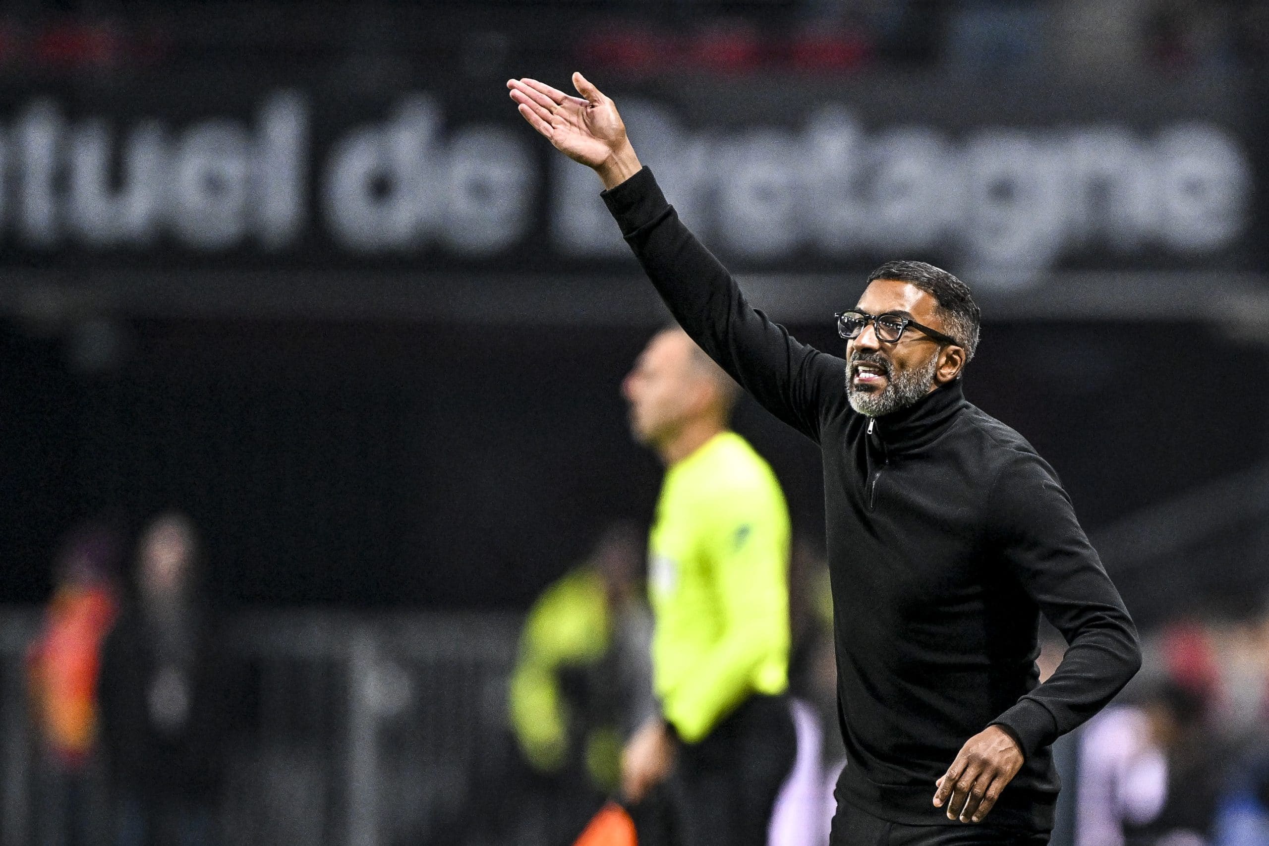 Habib Beye donnant des consignes à ses joueurs lors de Rennes-Brest.