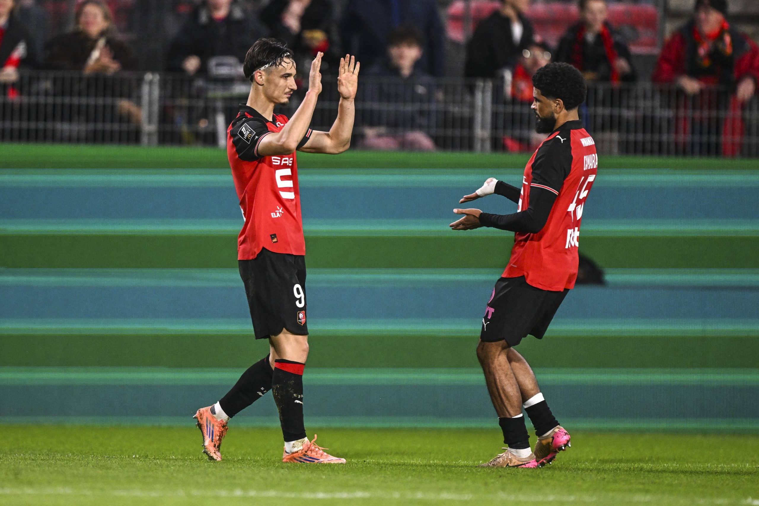 Estéban Lepaul et Mahdi Camara célébrant un but du Stade Rennais.