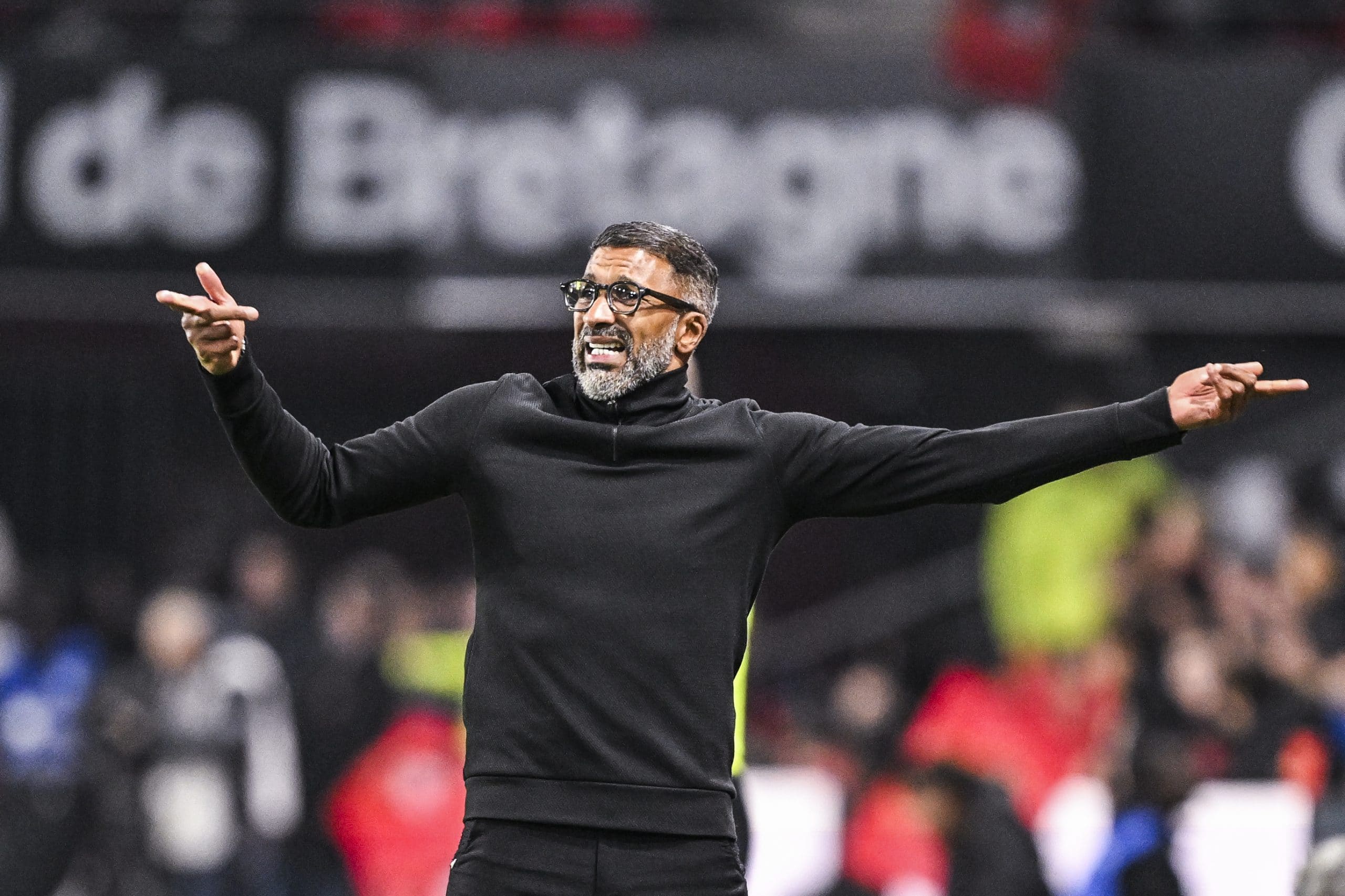 Habib Beye donnant des consignes lors du match entre le Stade Rennais et le SB29.