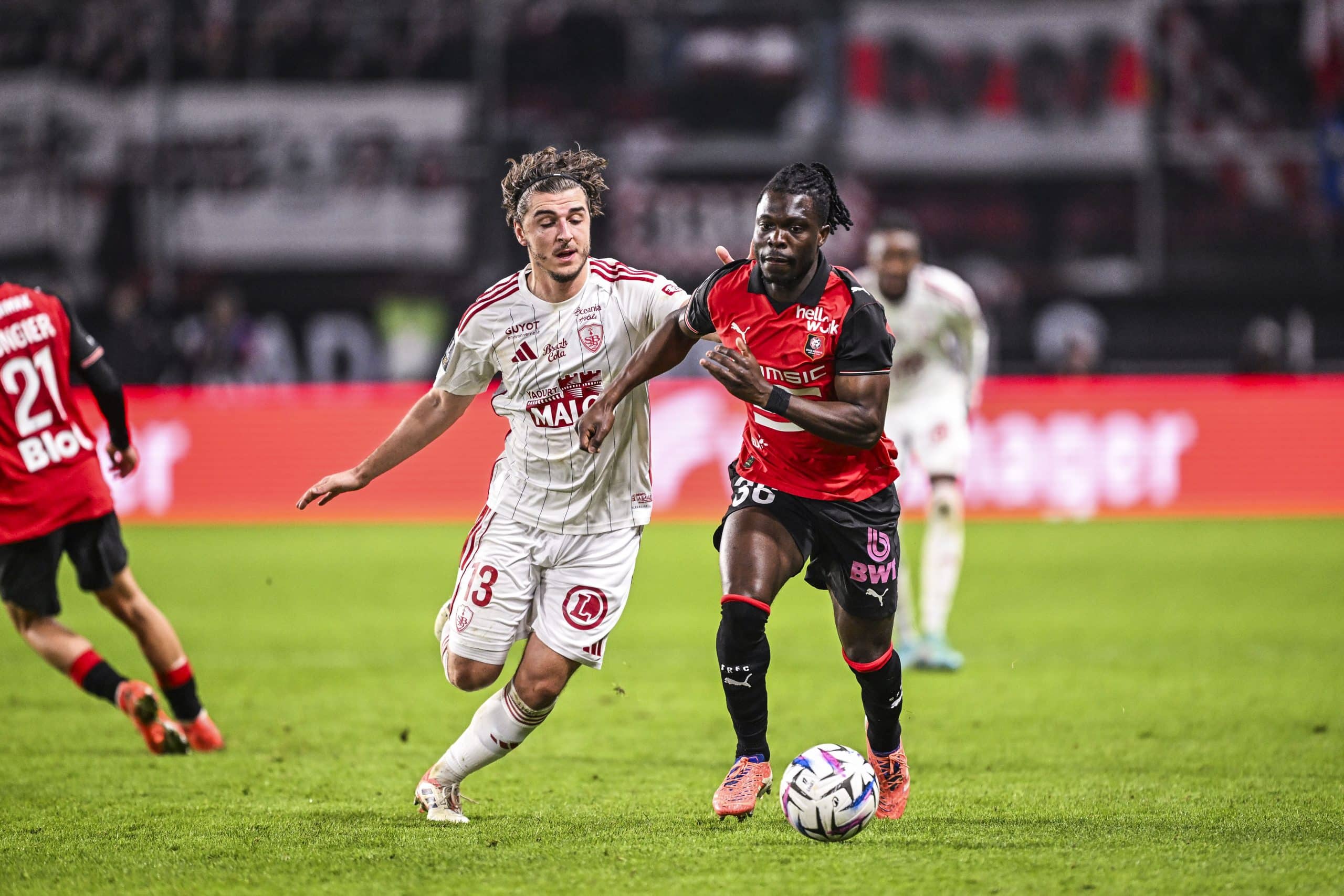 Alidu Seidu en action avec le Stade Rennais lors du derby face à Brest.