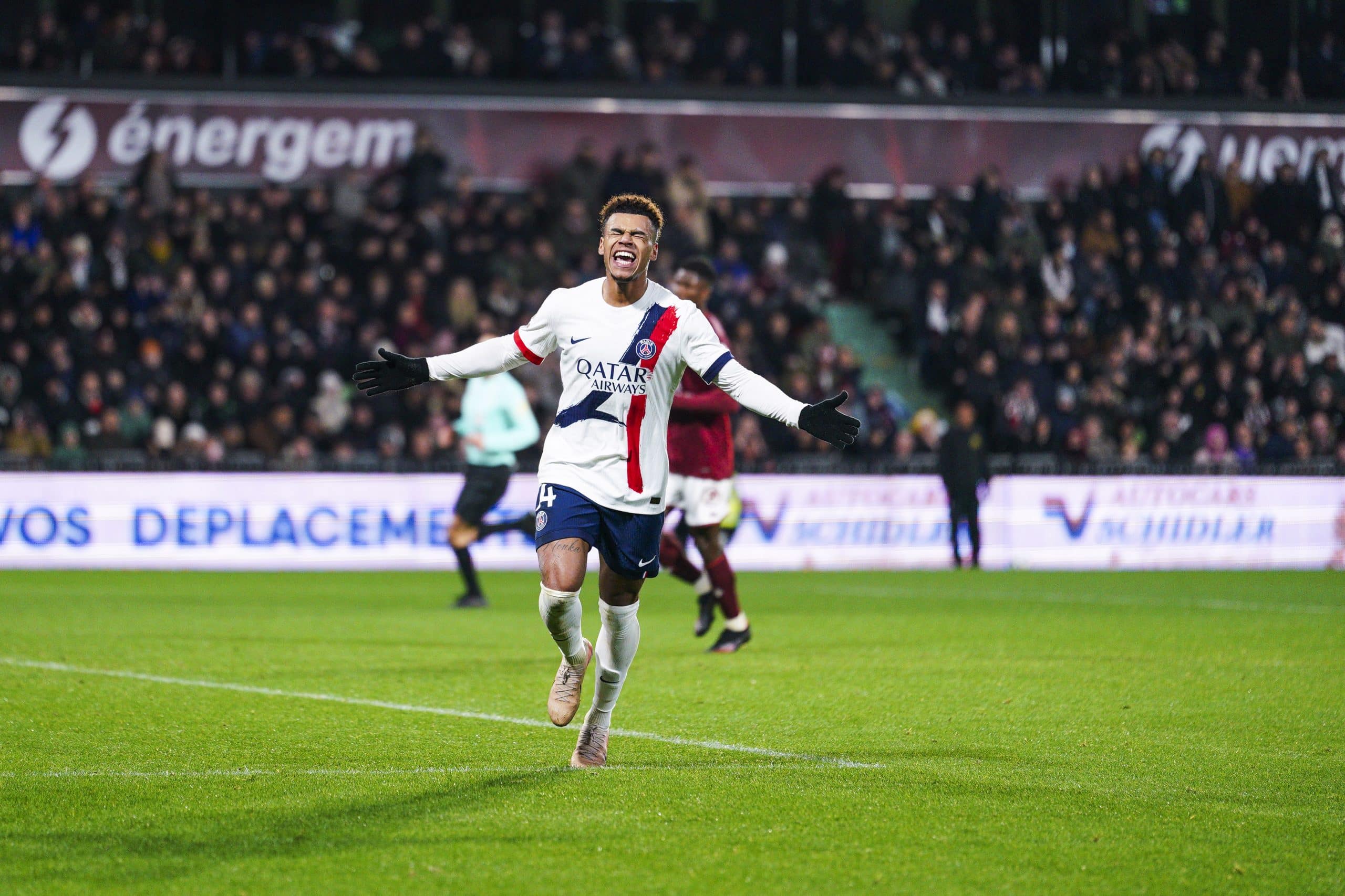 La joie de Désiré Doué après son but lors de Metz-PSG.