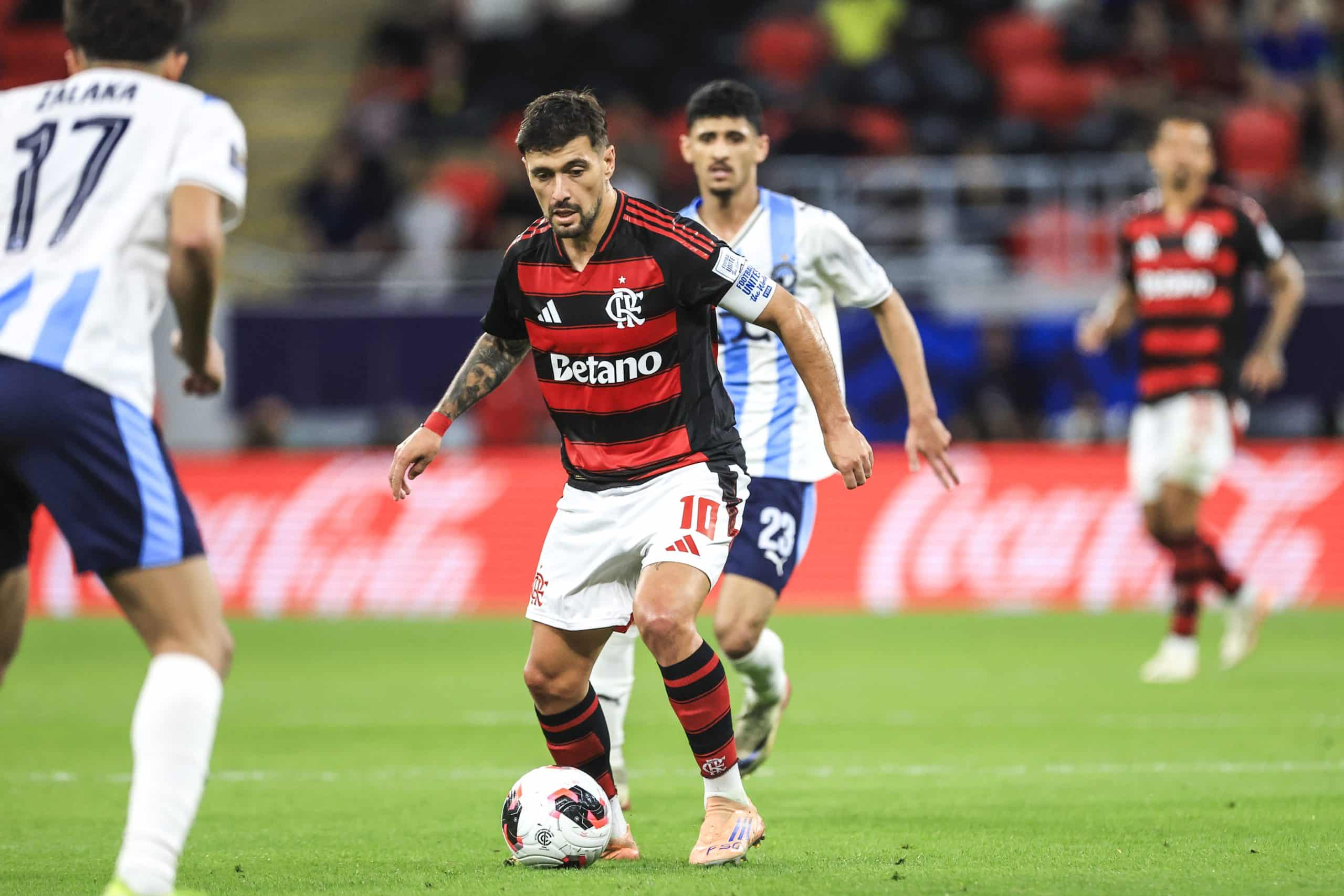 Giorgian De Arrascaeta en action lors du match entre le Flamengo et Pyramids.