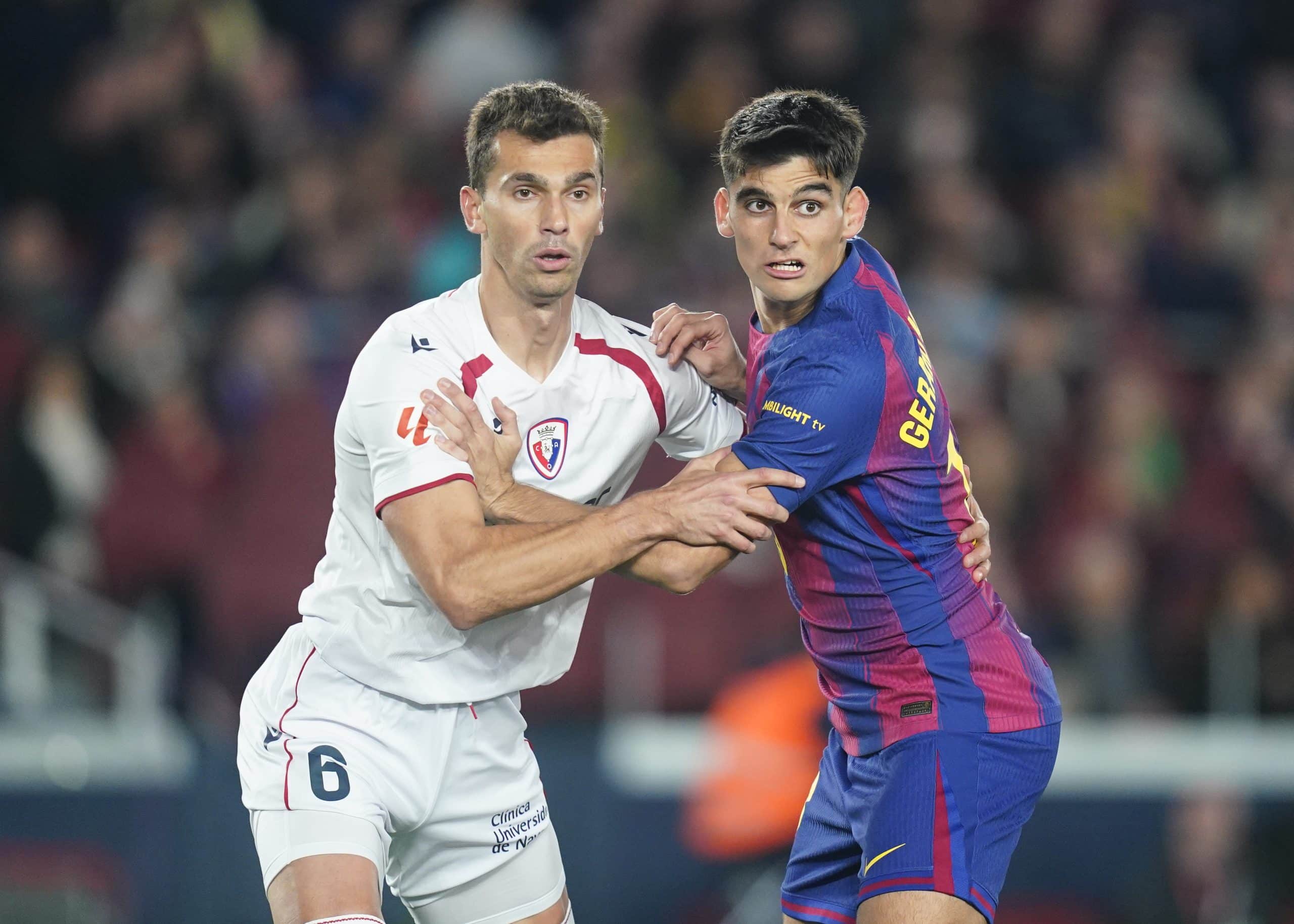 Gerard Martin à la lutte avec un joueur de l'Osasuna.
