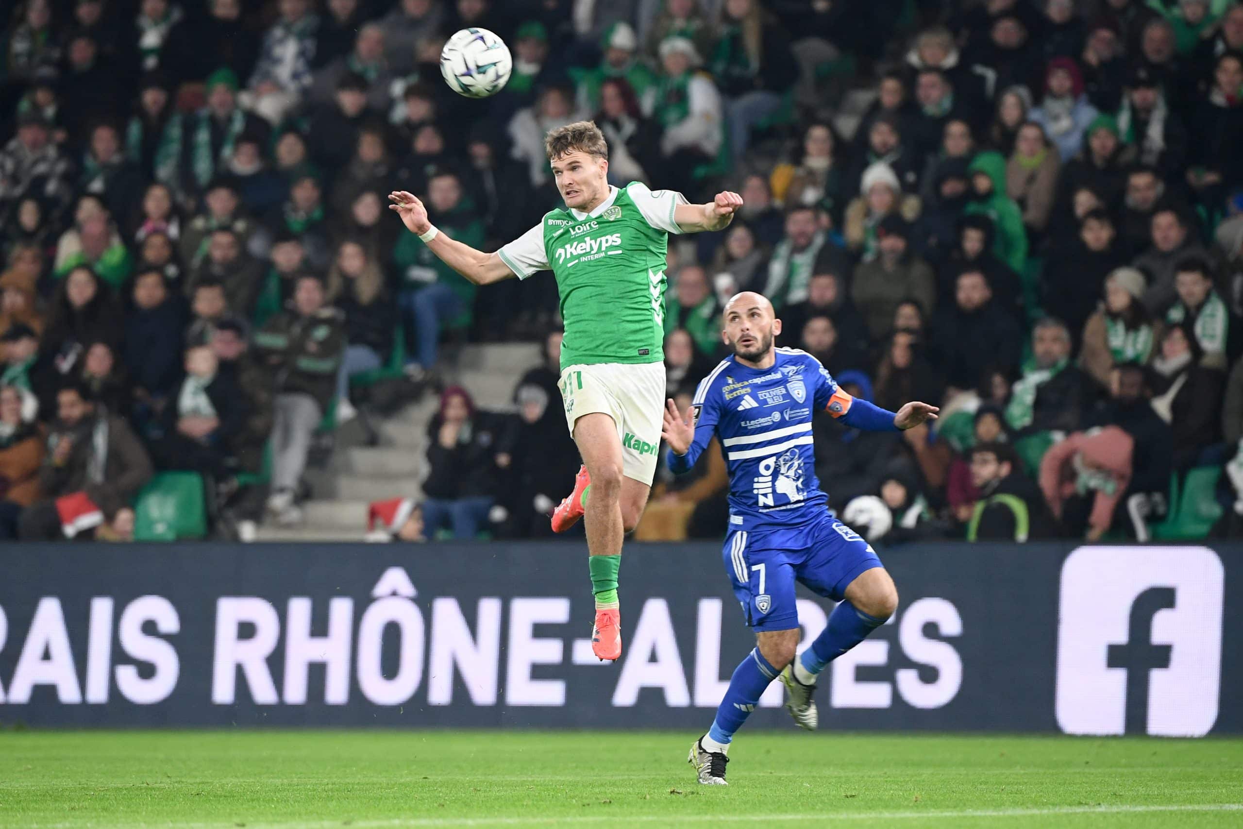 Ben Old dégageant de la tête lors du match entre l'ASSE et Bastia.