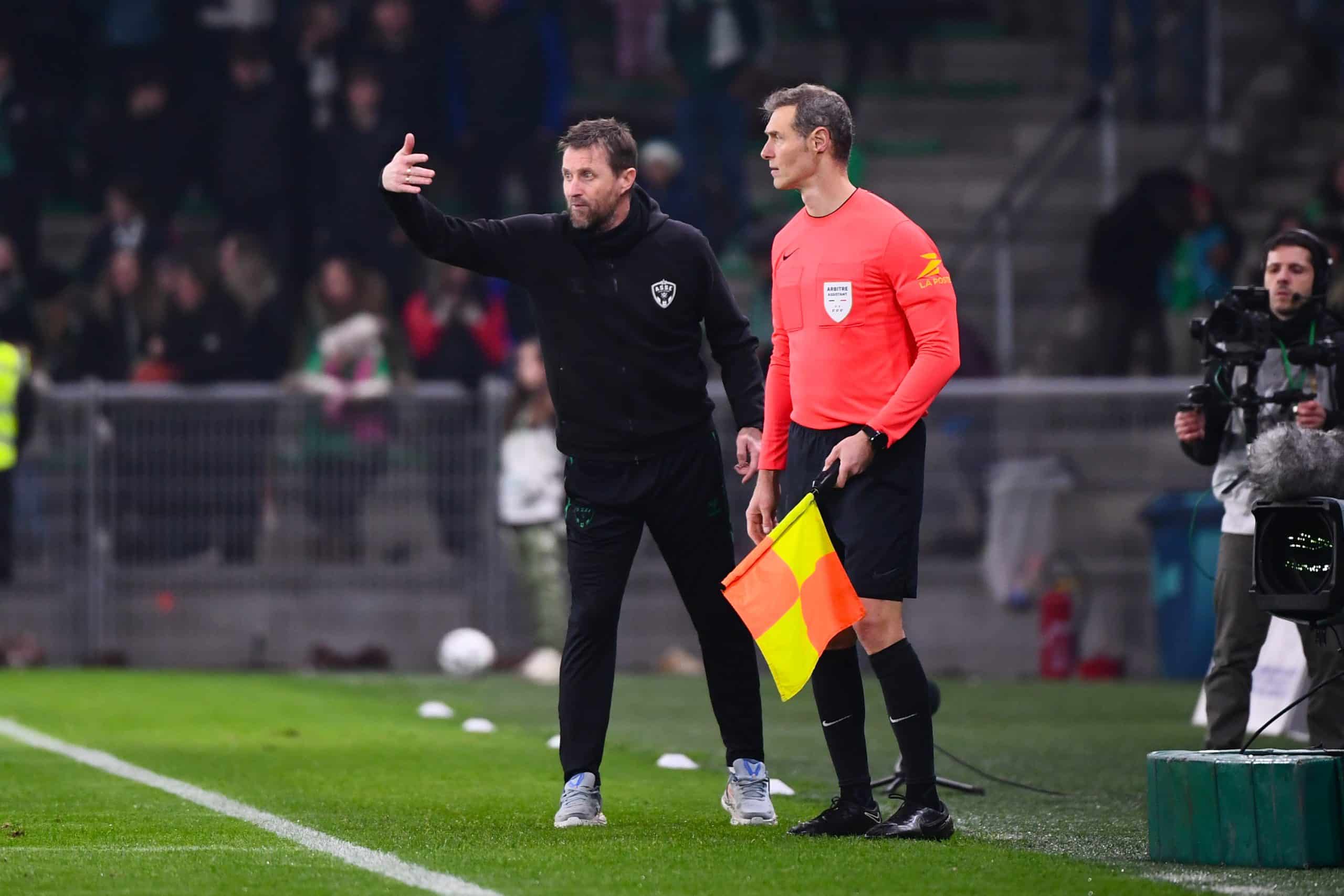L'entraîneur de l'ASSE, Eirik Horneland, donnant des consignes lors du match contre Bastia.