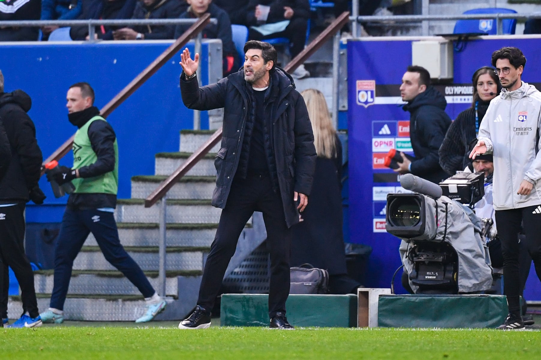 L'entraîneur de l'OL, Paulo Fonseca, donnant des consignes pendant un match.
