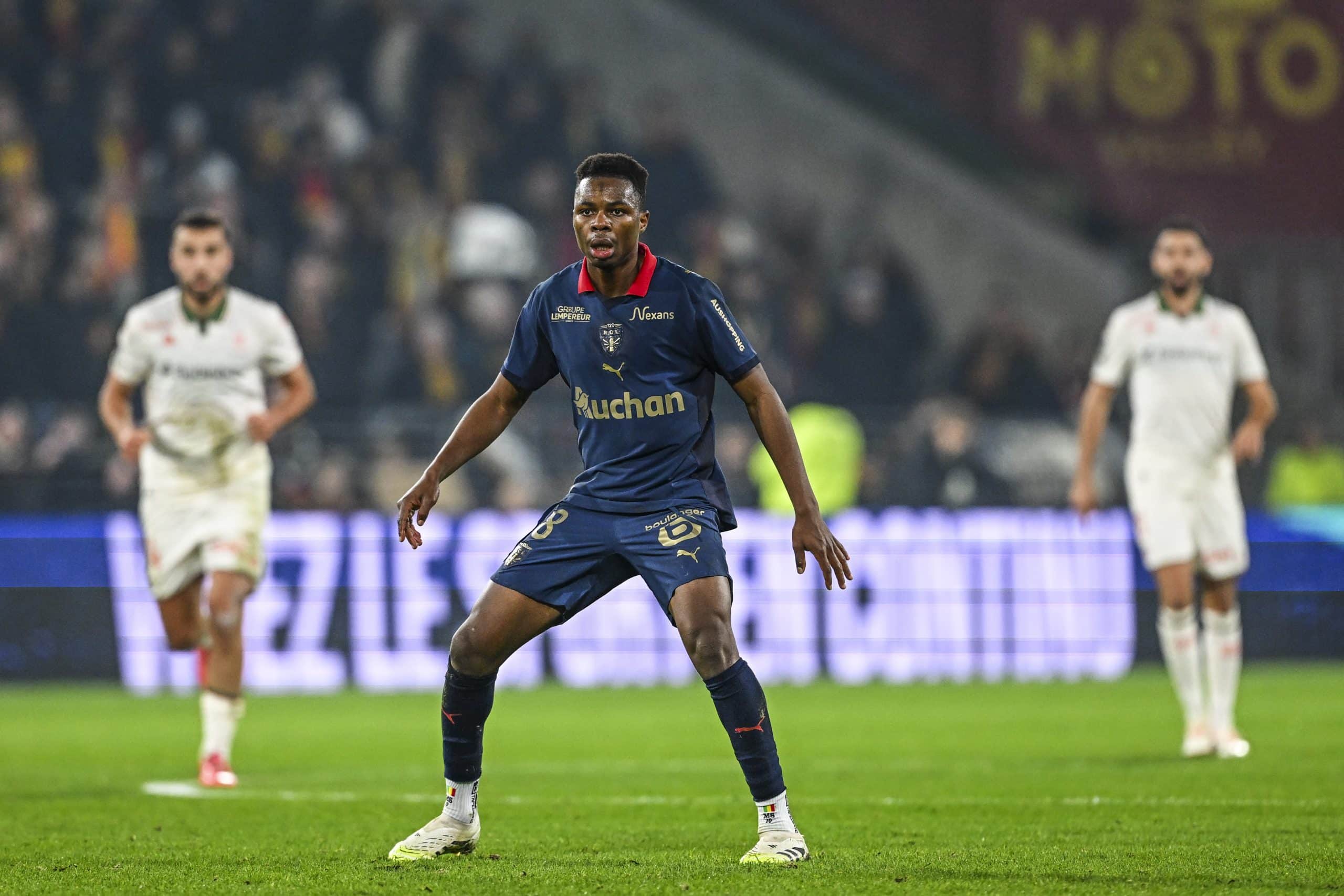 Le milieu du RC Lens Mamadou Sangaré en action face à l'OGC Nice.