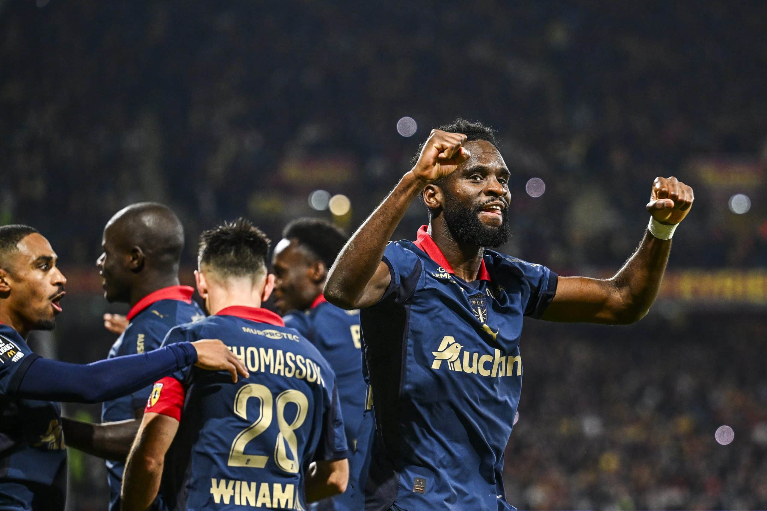 Odsonne Edouard célébrant un but avec le RC Lens contre l'OGC Nice.