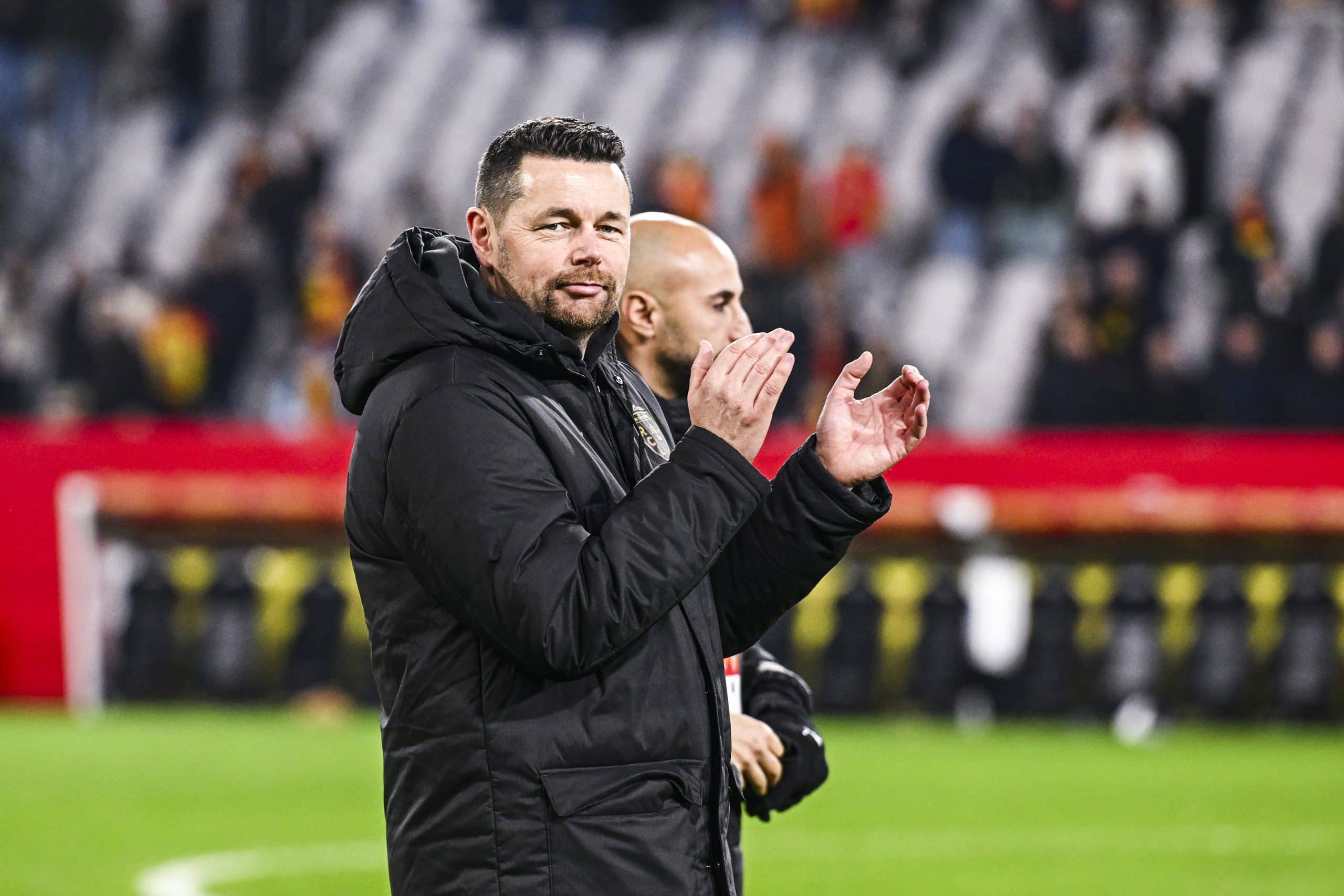 L'entraîneur du RC Lens, Pierre Sage, félicitant le public de Bollaert.