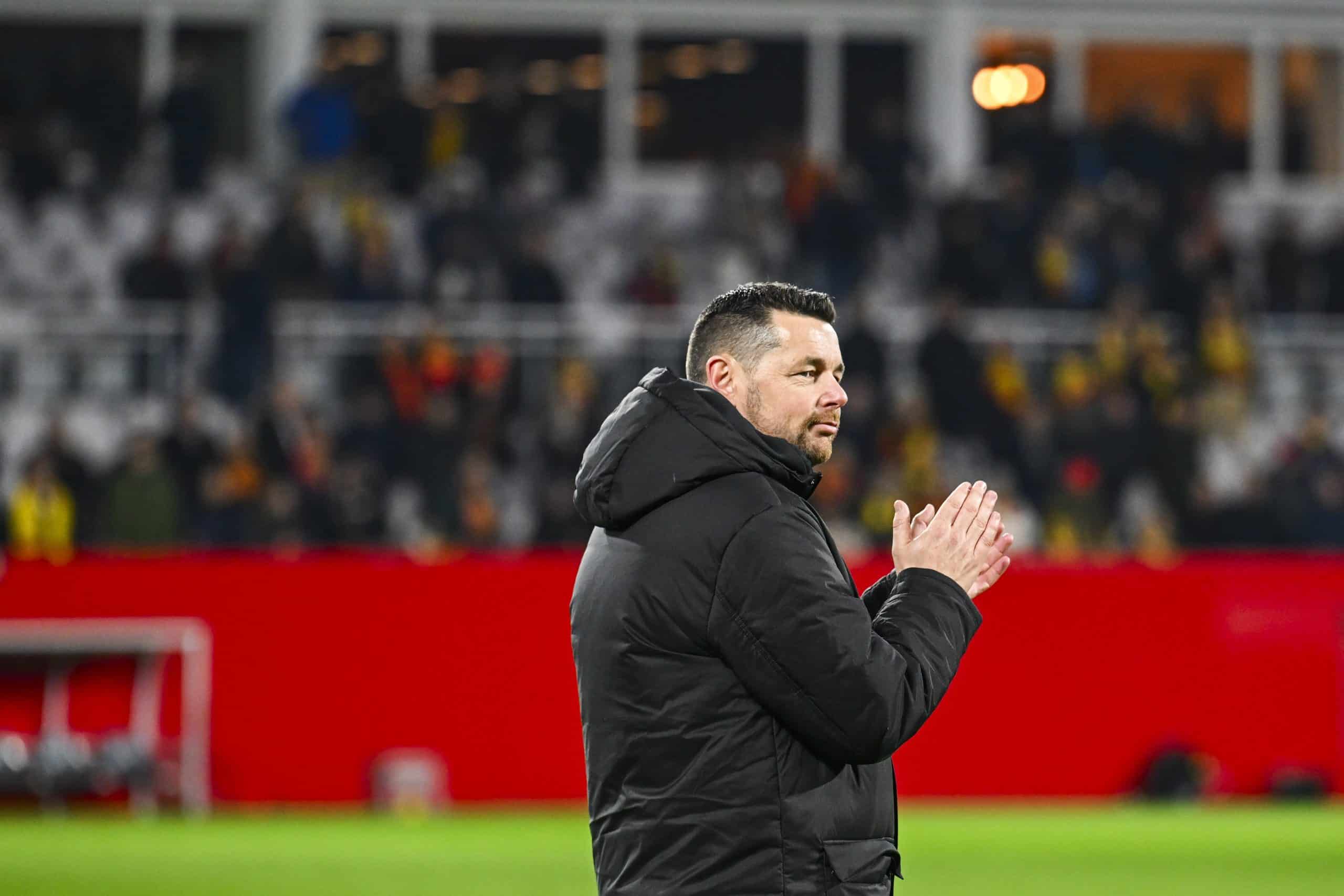 L'entraîneur du RC Lens, Pierre Sage, applaudissant les supporters à la fin d'un match.