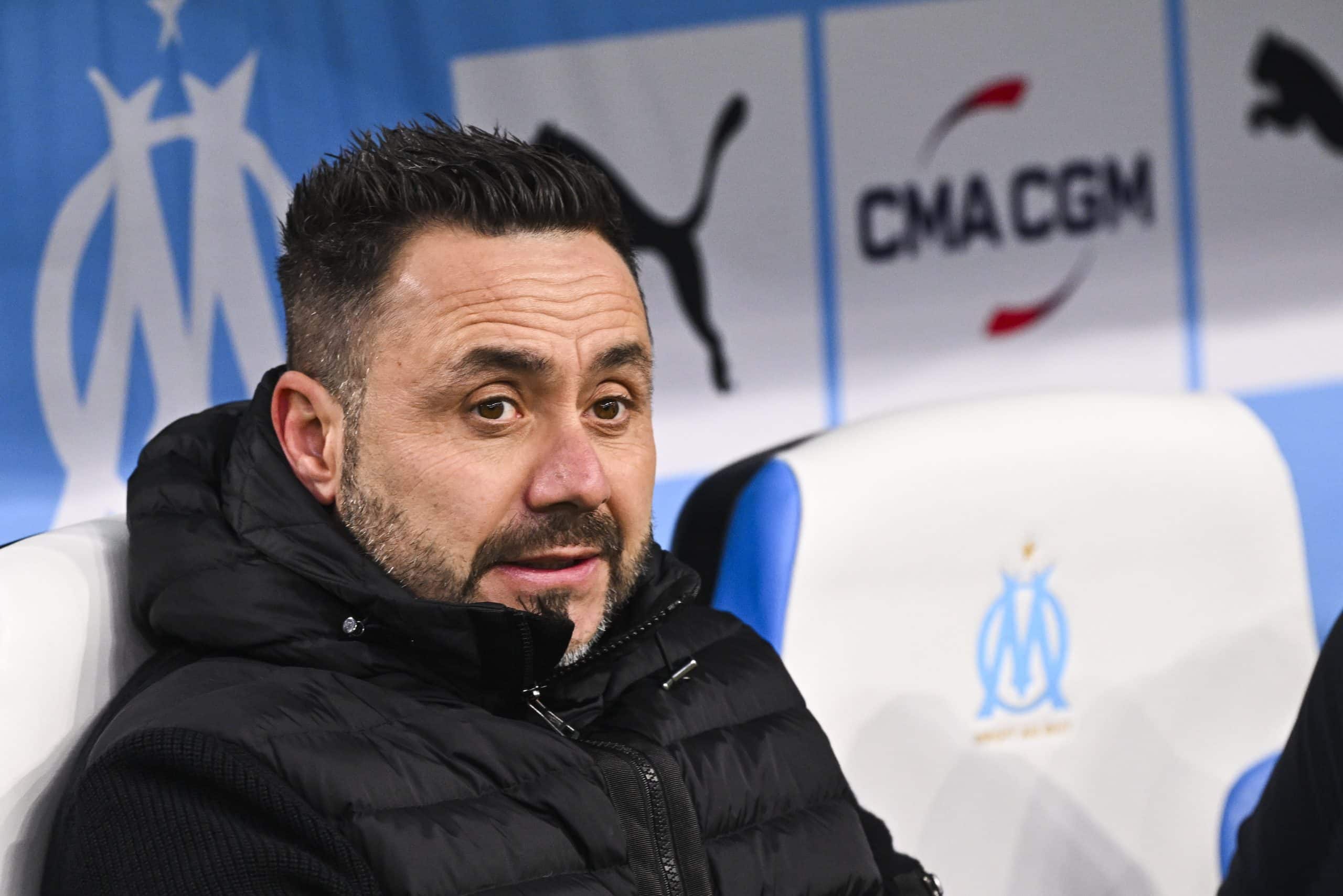 L'entraîneur de l'OM, Roberto De Zerbi, assis sur le banc du Vélodrome.