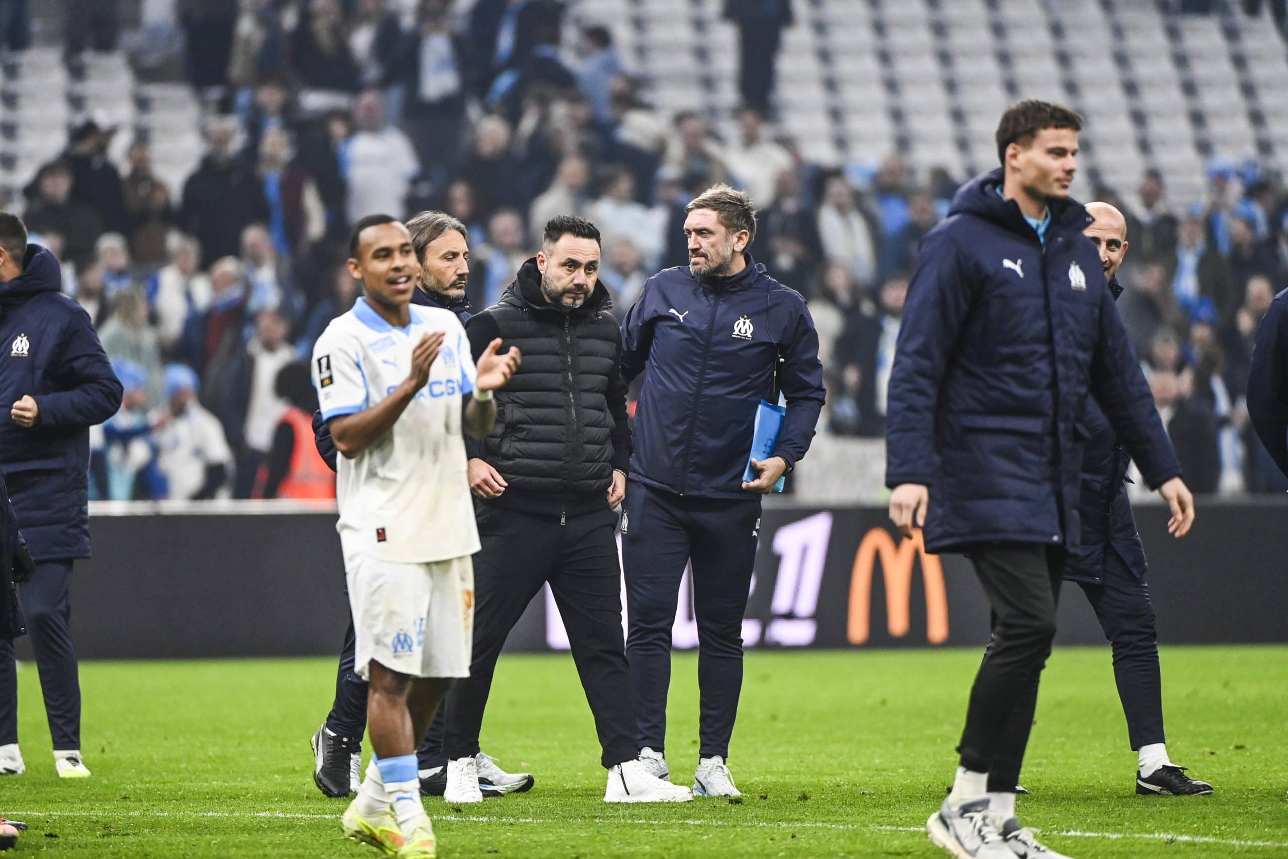 Roberto De Zerbi au milieu de ses joueurs après la victoire de l'OM sur Monaco (1-0).