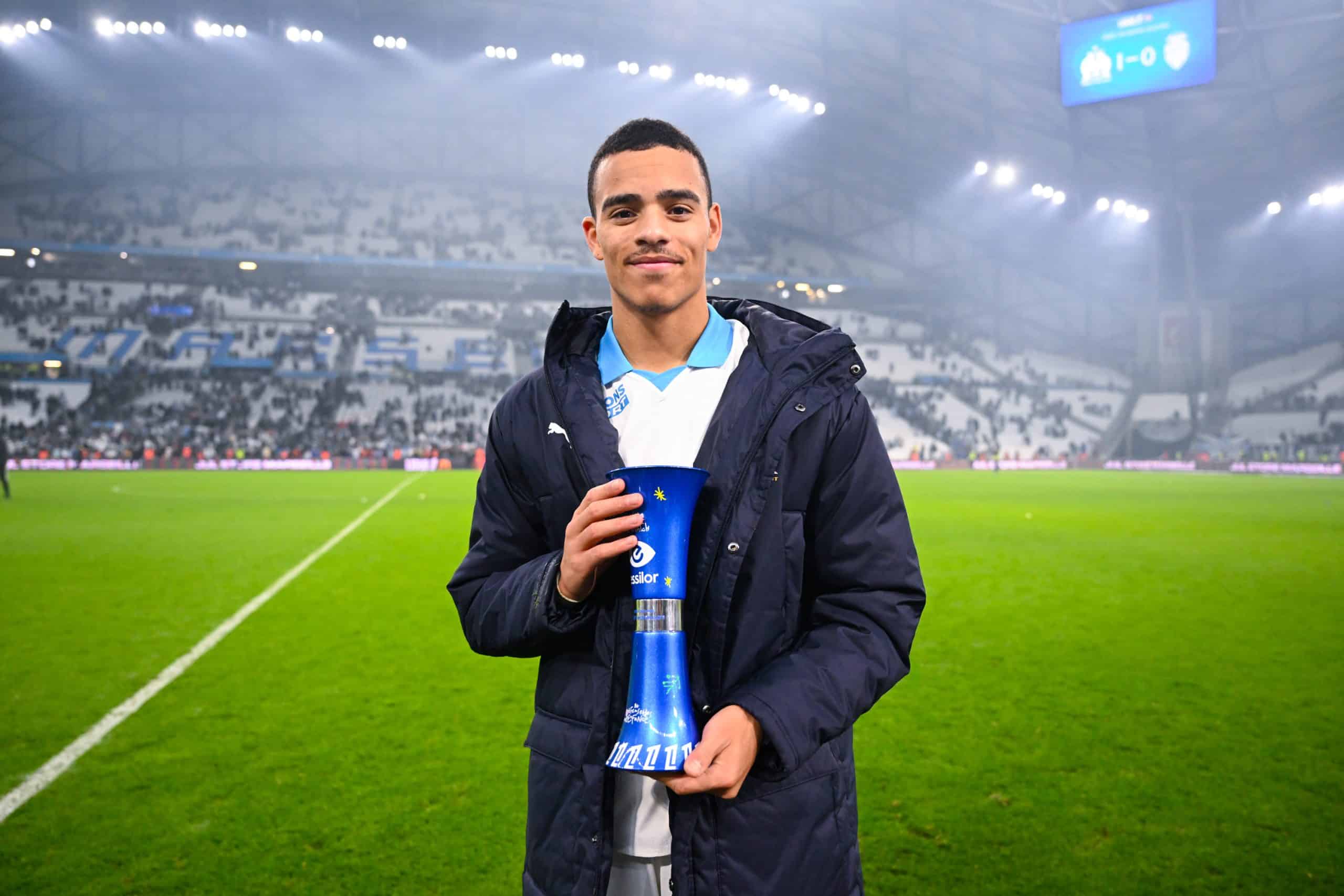 Mason Greenwood avec son trophée d'homme du match après la victoire de l'OM sur Monaco (1-0).