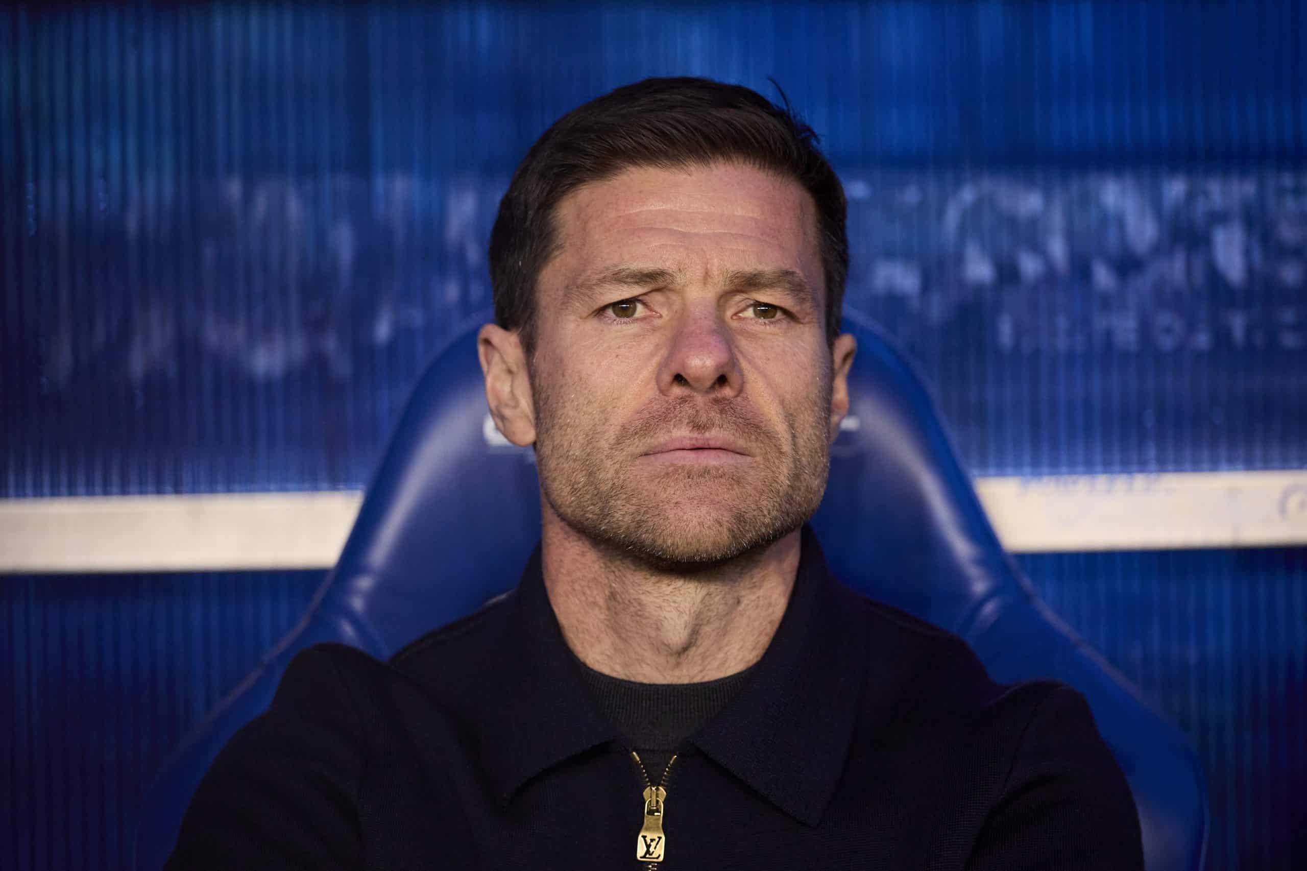 L'entraîneur du Real Madrid, Xabi Alonso, concentré lors du match à Vitoria contre le Deportivo Alavés.