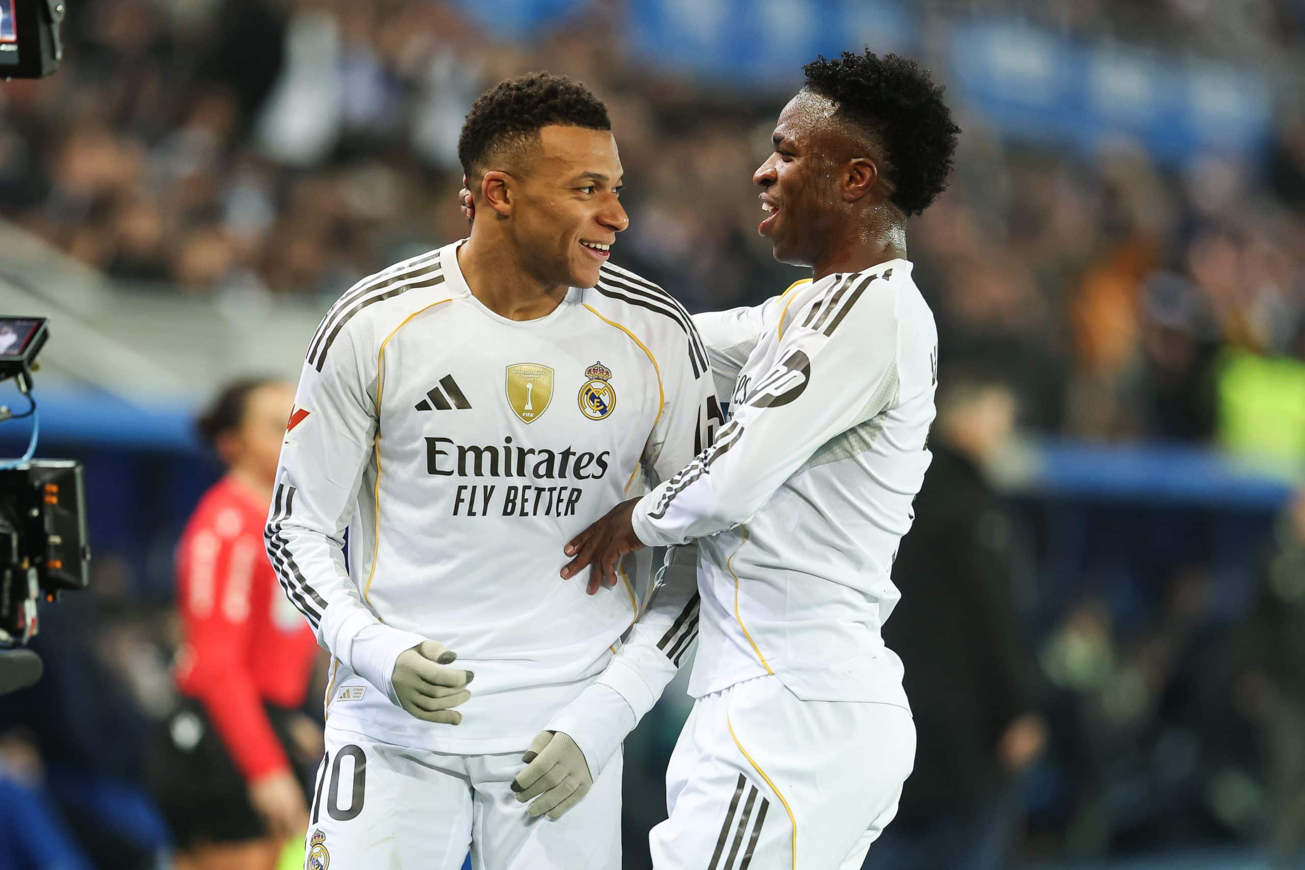 Kylian Mbappé célébrant son but contre le Deportivo Alavés avec Vinicius Jr.