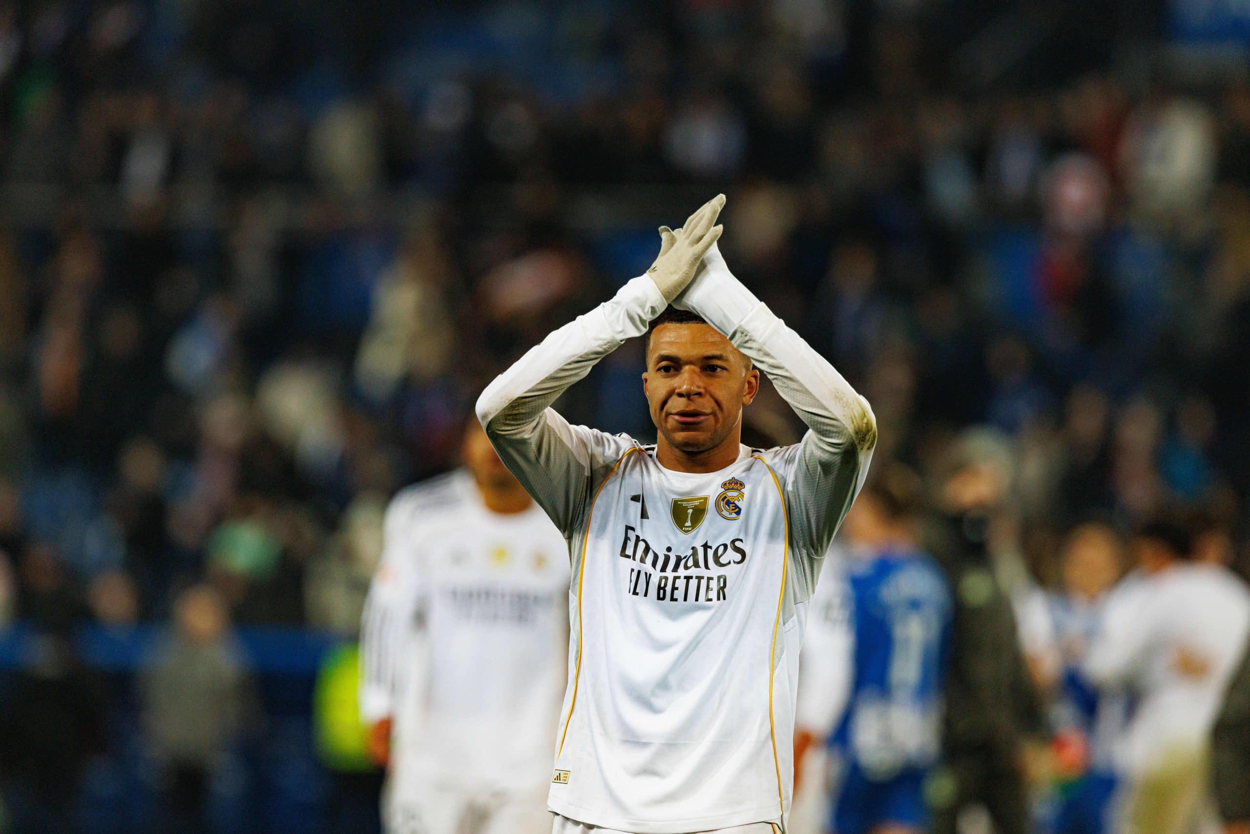 Kylian Mbappé applaudissant les supporters du Real Madrid après le succès contre Alavés.