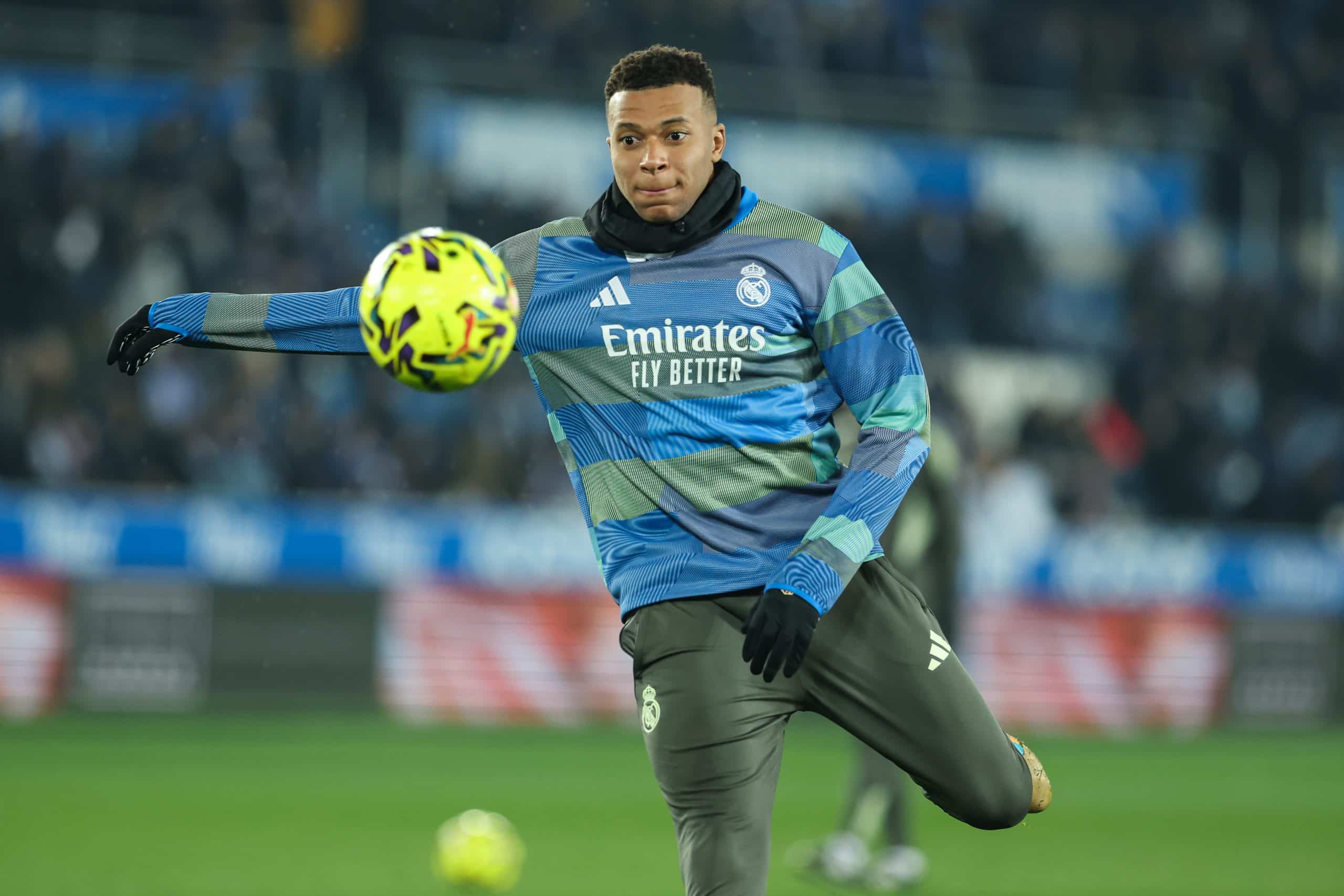 Kylian Mbappé à l'échauffement lors du match du Real Madrid sur la pelouse d'Alavés.