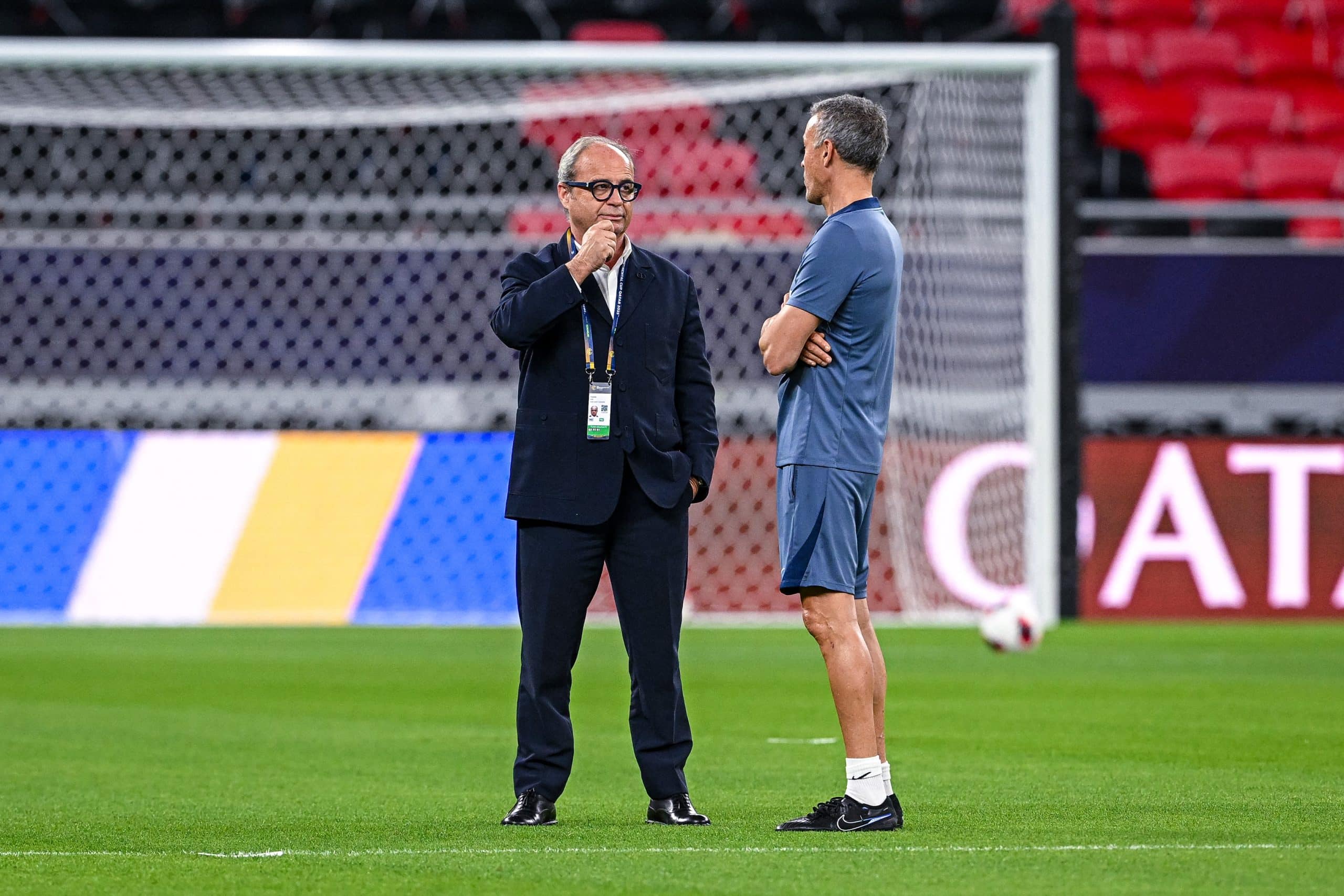 Le directeur sportif du PSG, Luis Campos, en discussion avec Luis Enrique.