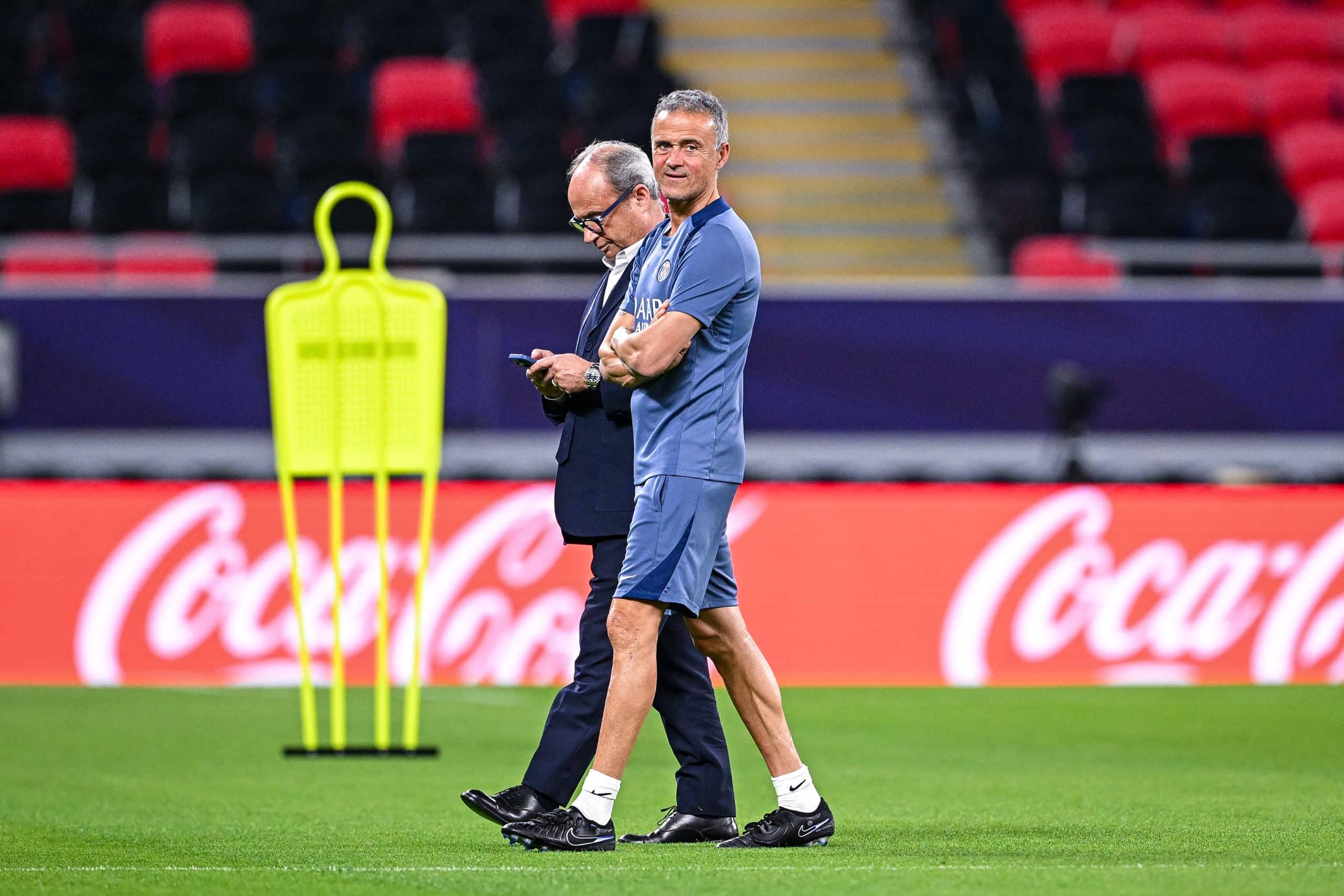 Luis Enrique avec Luis Campos lors de l'entraînement du PSG à Doha ce mardi.