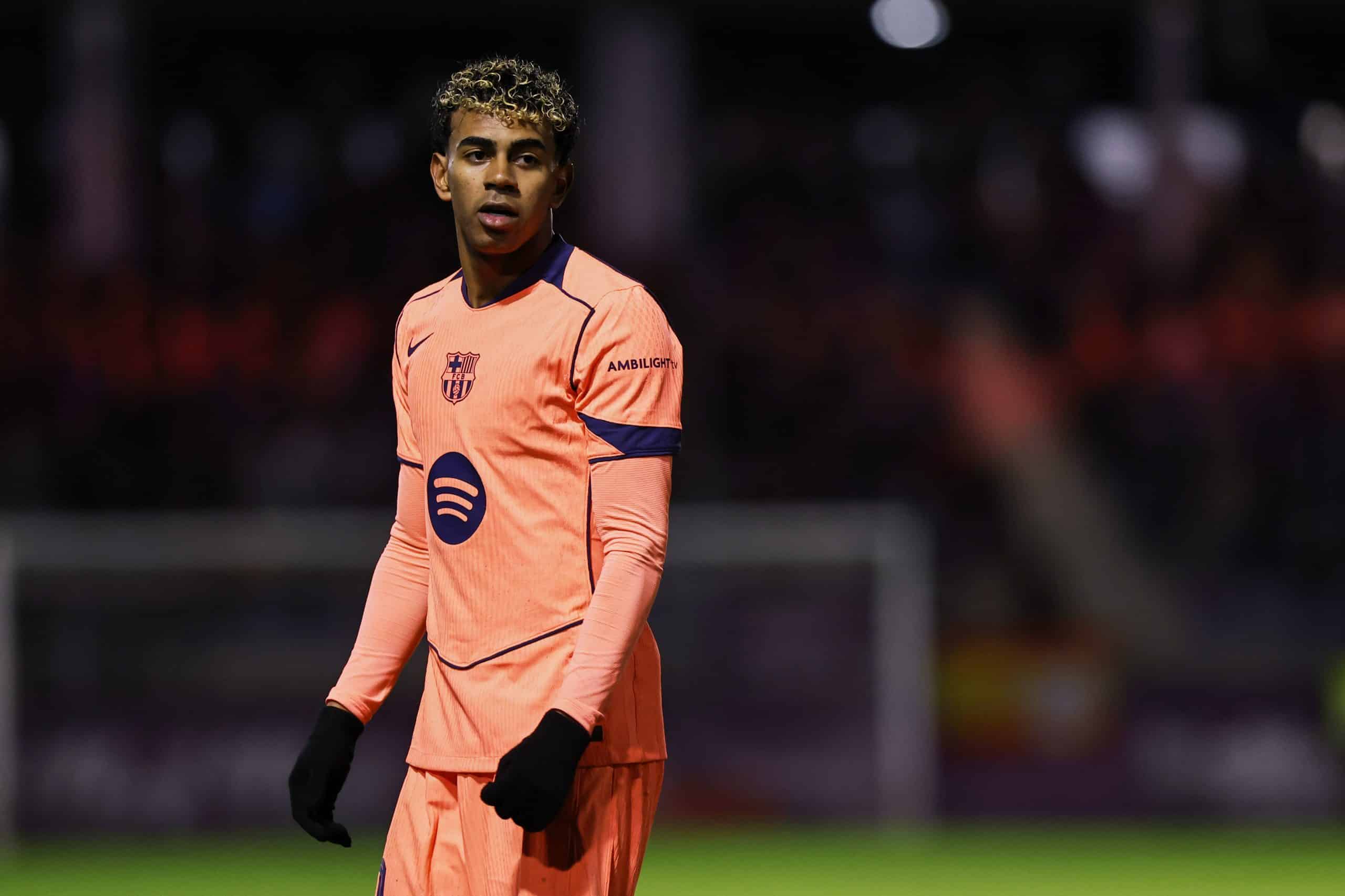 Lamine Yamal lors du match du FC Barcelone sur la pelouse de Guadalajara.