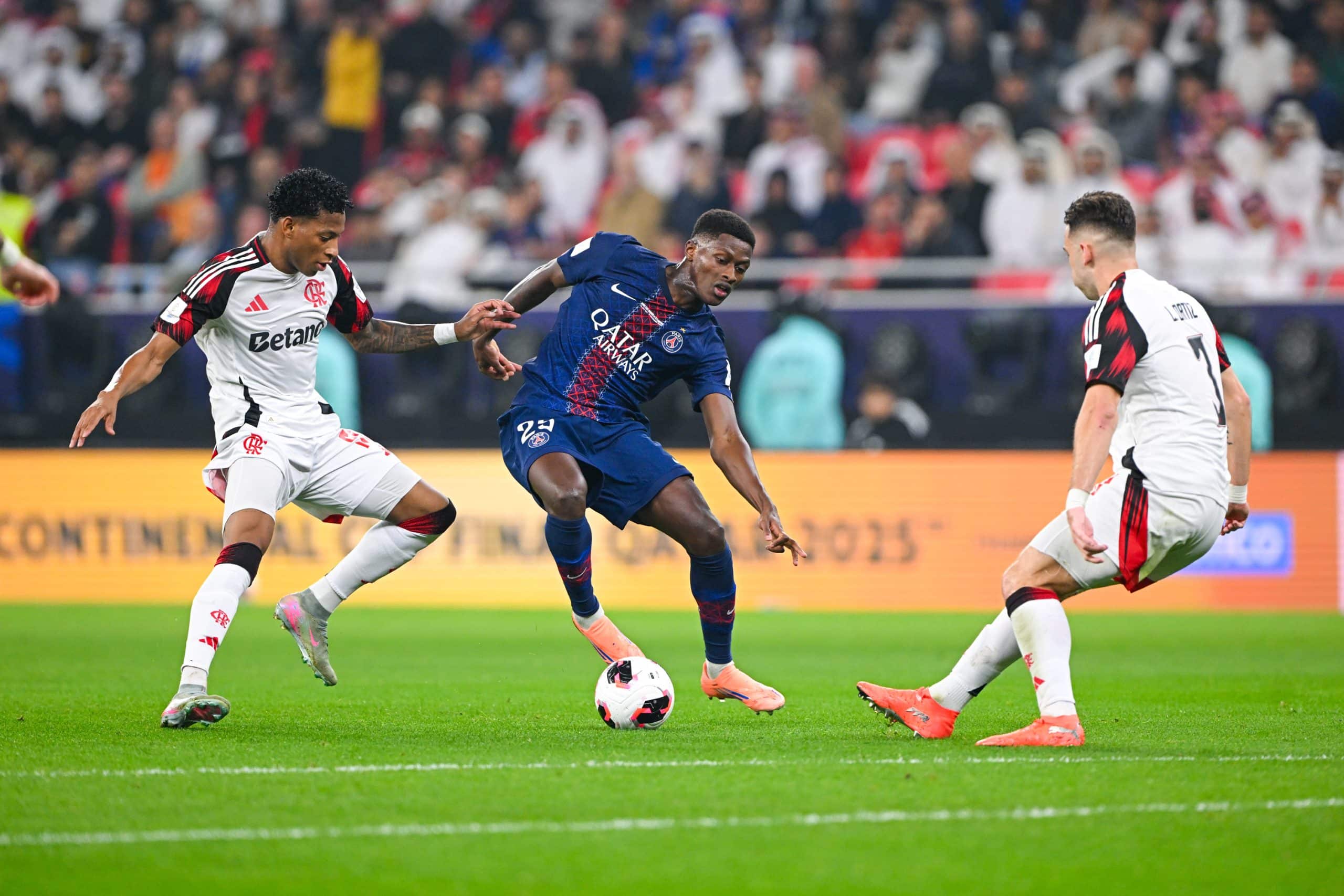 Nuno Mendes encadré par deux joueurs de Flamengo.