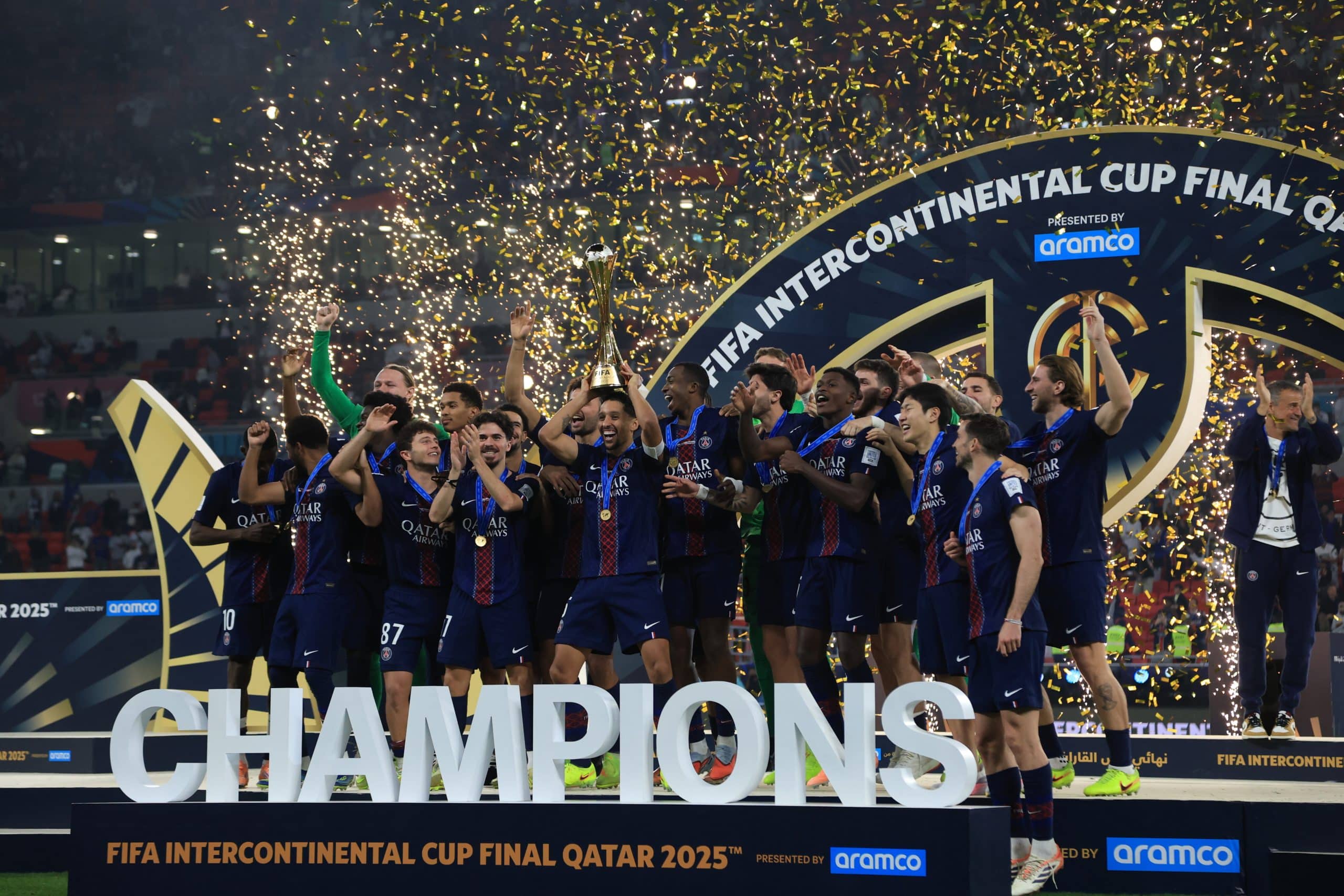 Les Parisiens soulevant la Coupe Intercontinentale après leur victoire sur Flamengo aux tirs au but.