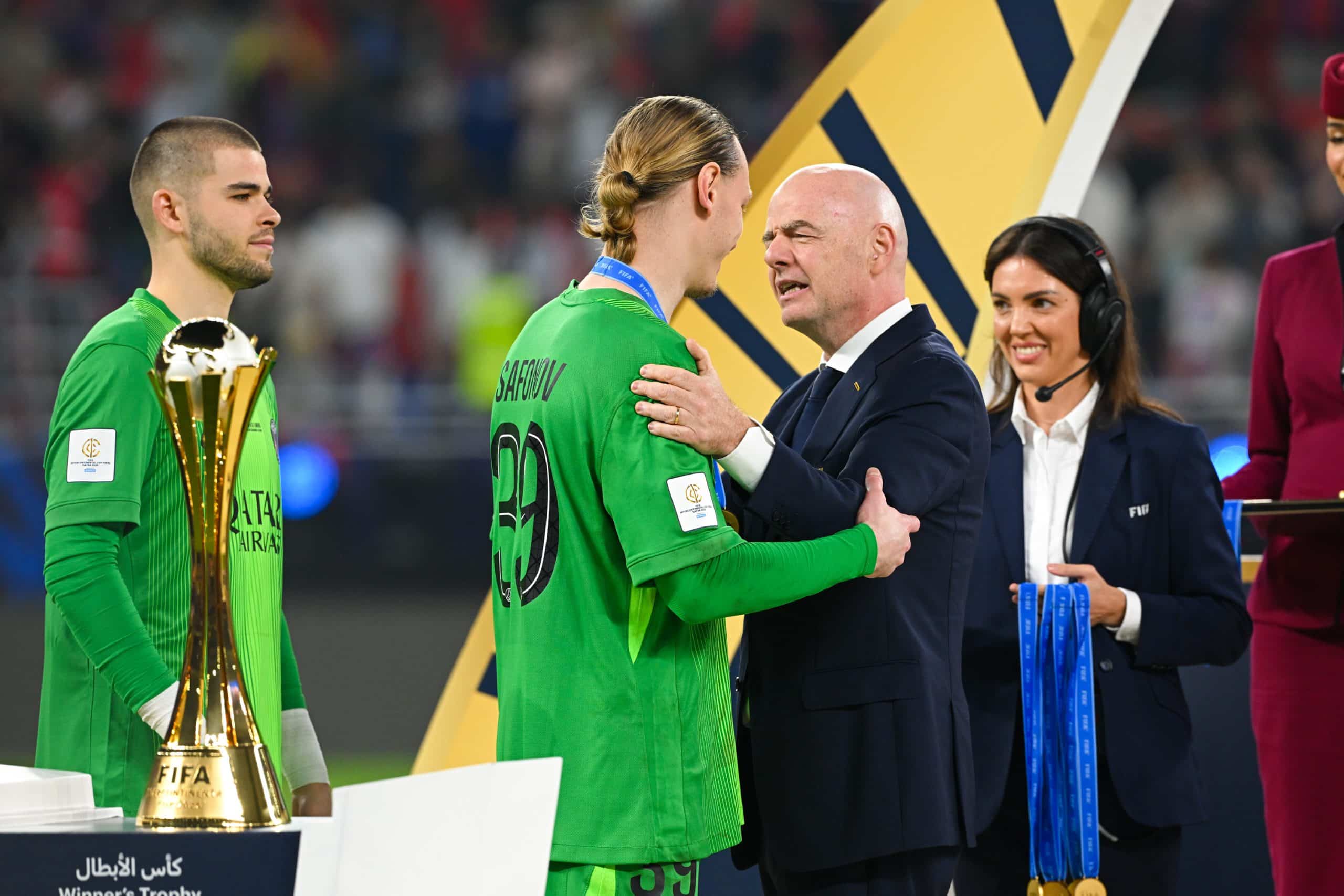 Lucas Chevalier derrière Matvei Safonov lors de la remise des médailles après la finale de la Coupe Intercontinentale.