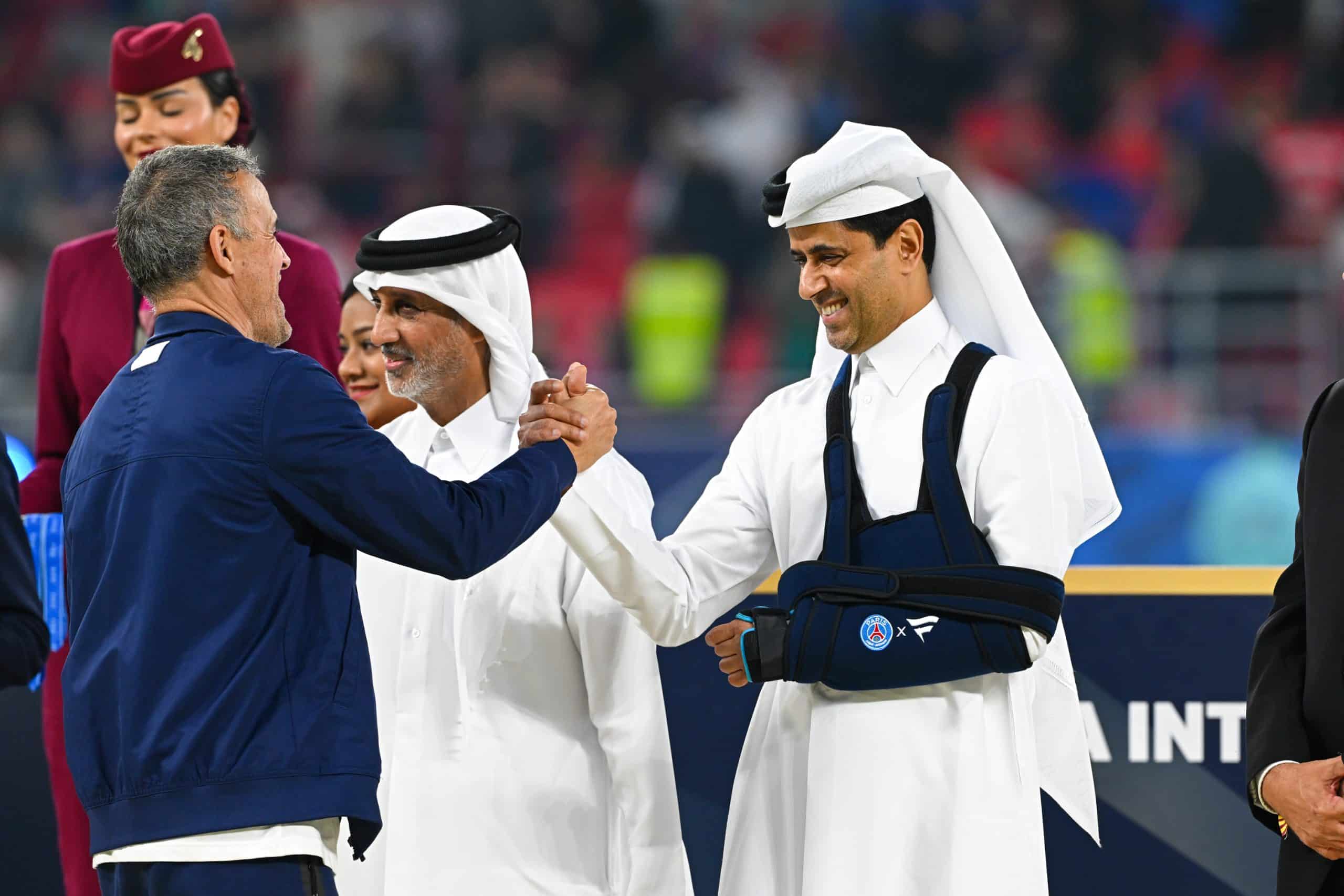 Nasser al-Khelaïfi félicitant Luis Enrique après la victoire du PSG en finale de la Coupe Intercontinentale.