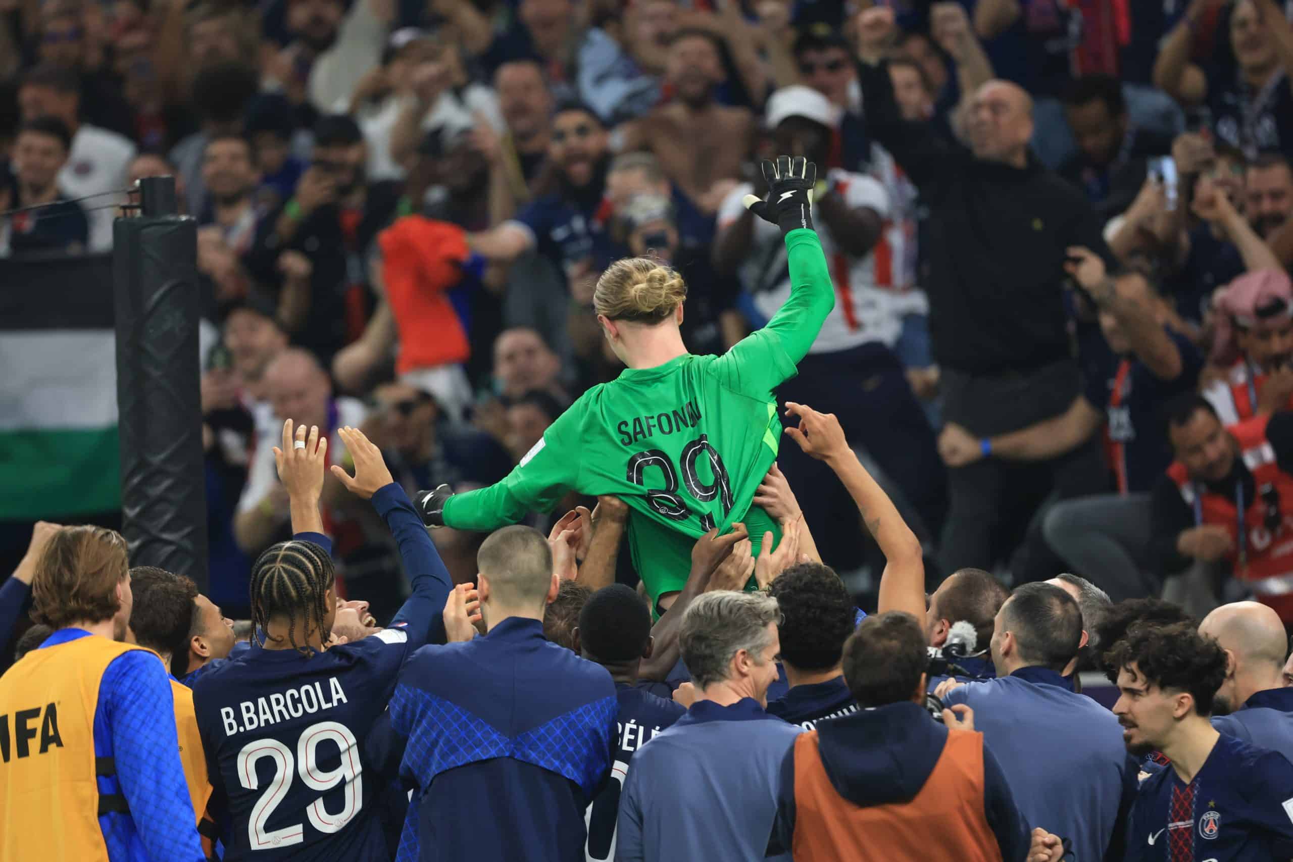 Matvei Safonov porté en triomphe par ses partenaires après la victoire contre Flamengo.