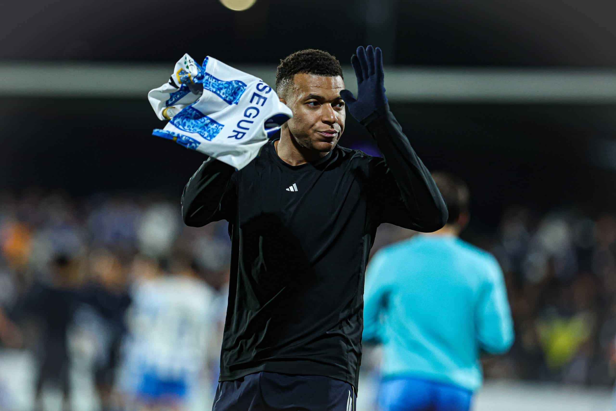 Kylian Mbappé applaudissant les supporters après le match de Coupe du Roi contre Talavera.