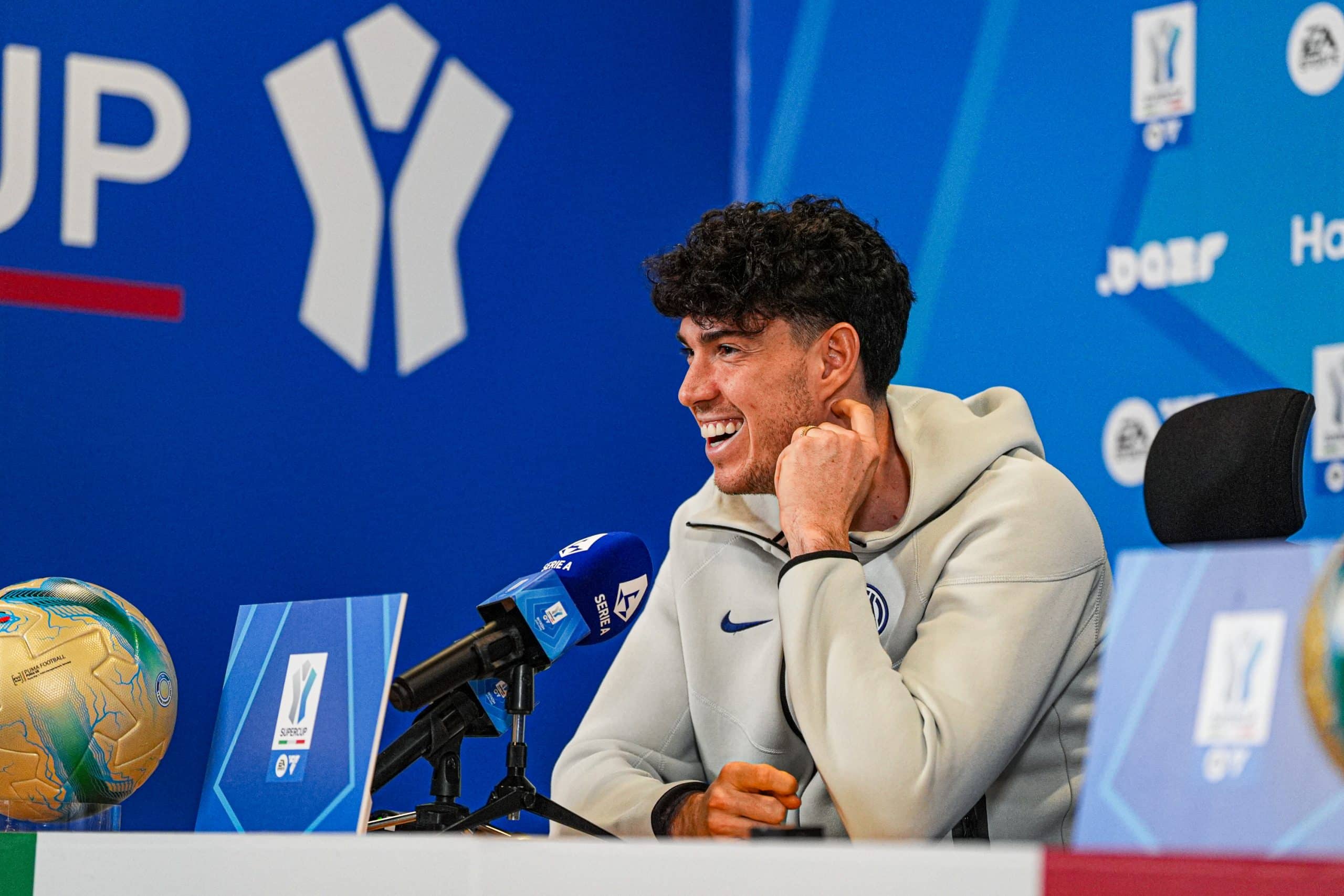 Le défenseur de l'Inter Milan Alessandro Bastoni en conférence de presse.