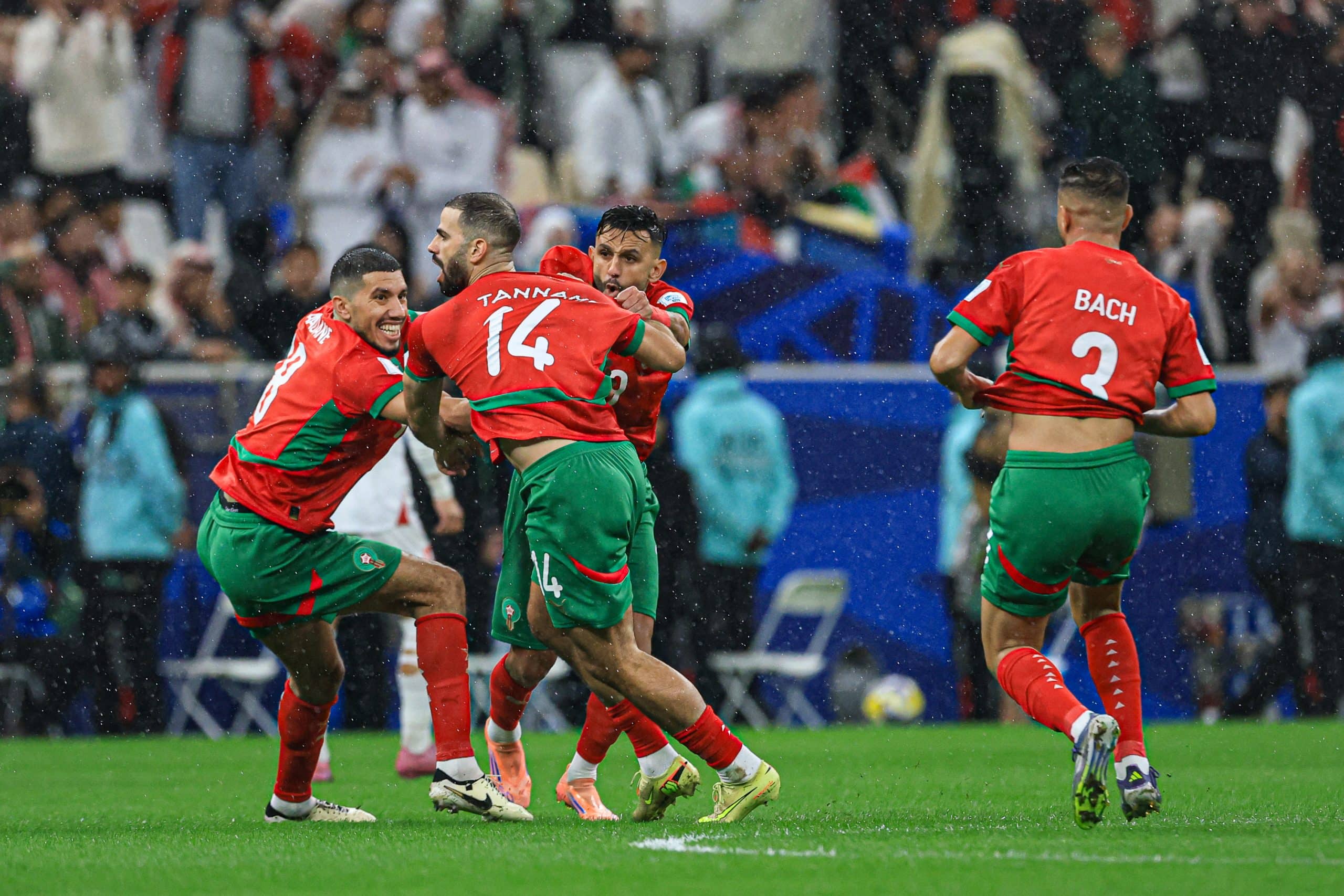 Oussama Tannane célébré par ses partenaires marocains après son but en finale de Coupe Arabe.