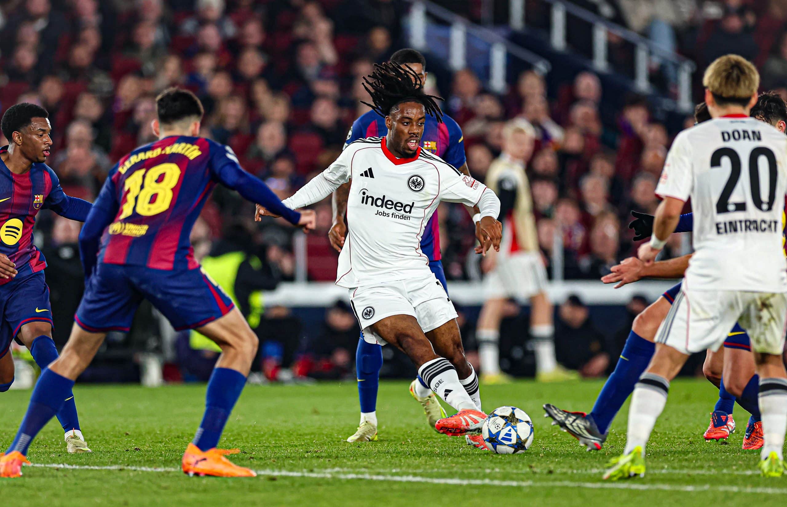 Elye Wahi en action lors du match de l'Eintracht Francfort au Camp Nou face au FC Barcelone.
