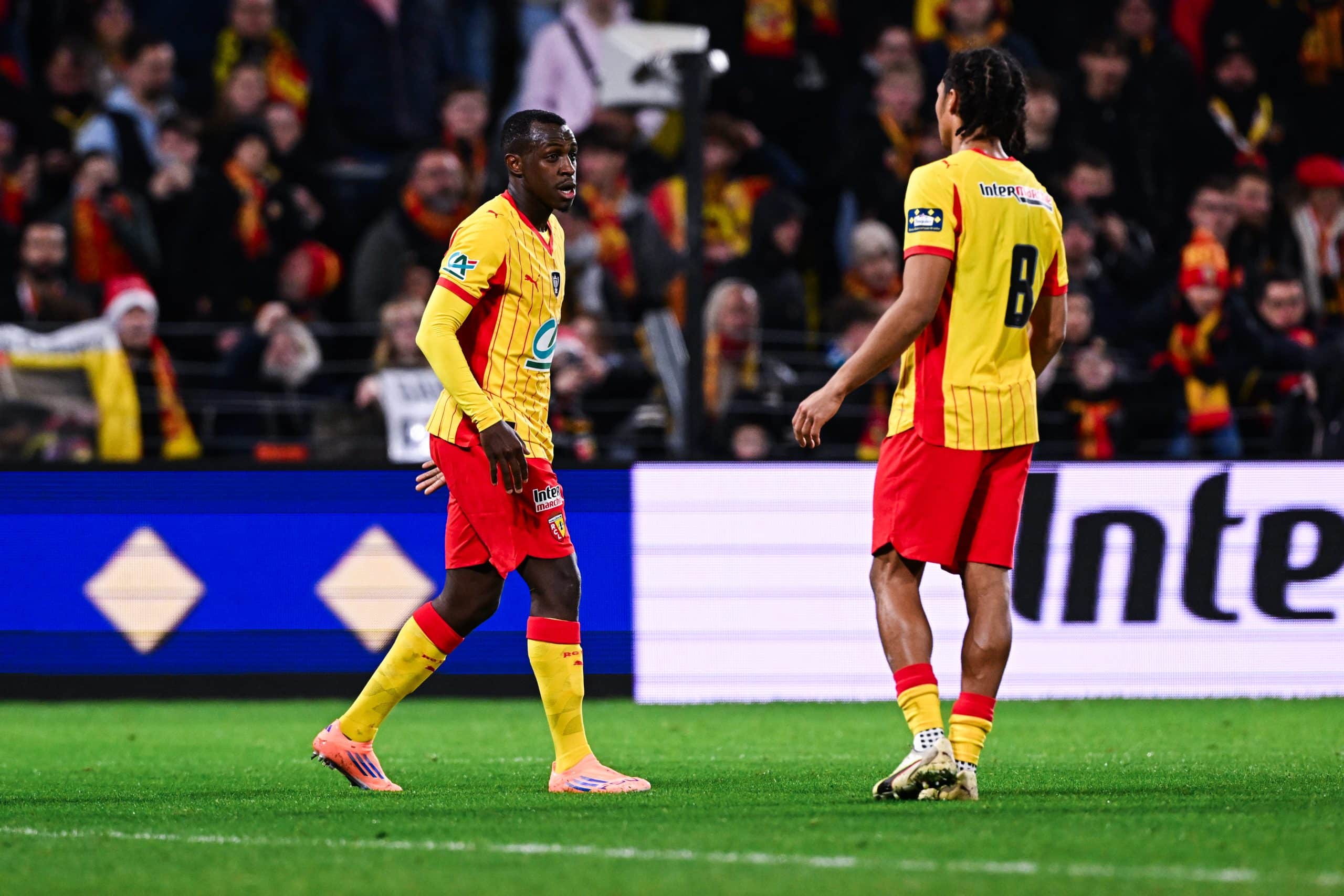 Saud Abdulhamid félicité après un but avec le RC Lens contre Feignies.