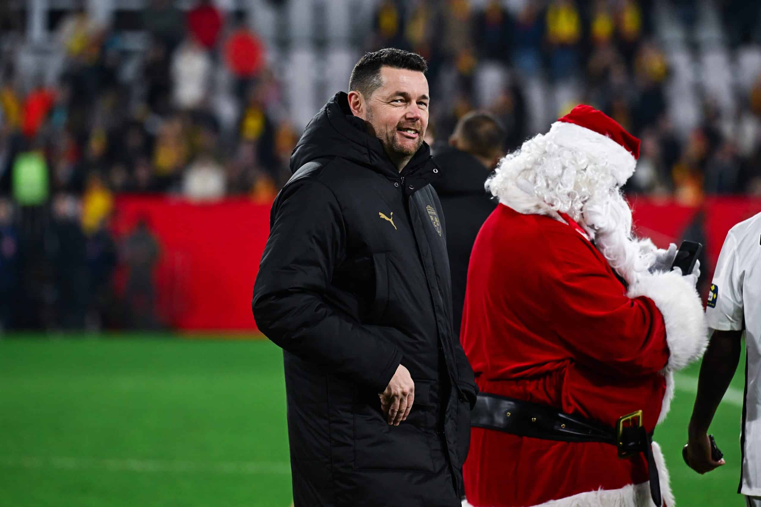 L'entraîneur du RC Lens, Pierre Sage, célébrant avec le père Noël la victoire sur Feignies en Coupe de France.