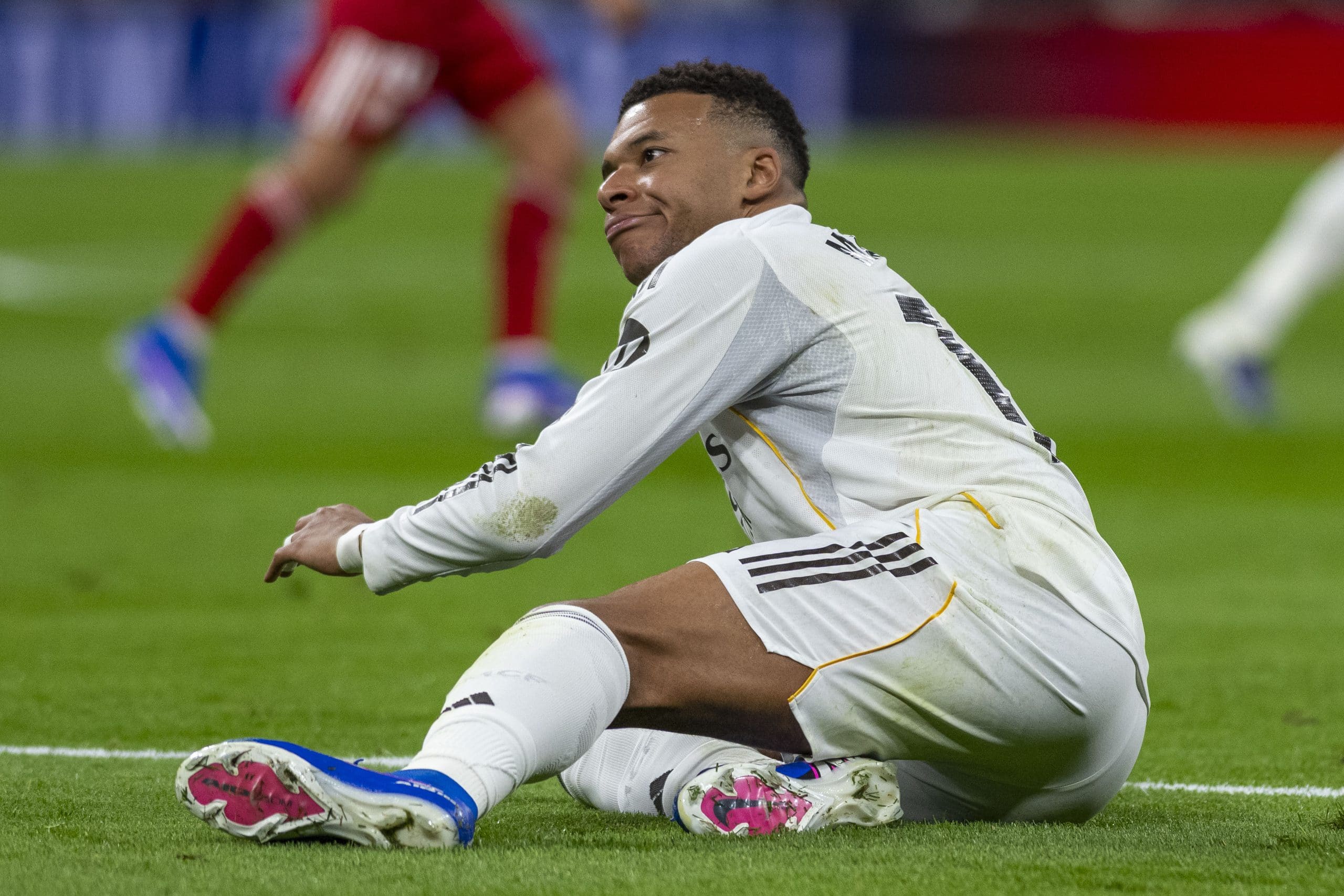 Kylian Mbappé à terre lors d'un match du Real Madrid.