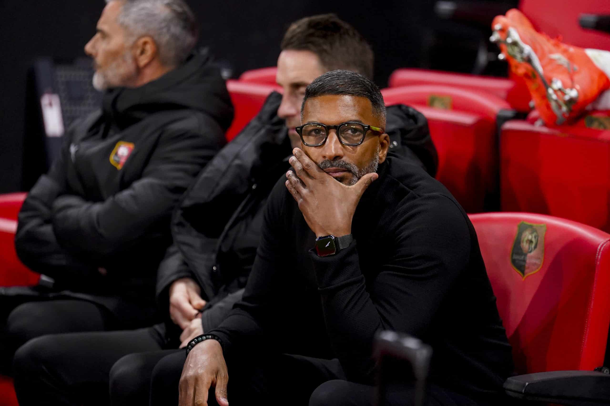 Habib Beye sur le banc lors d'un match au Roazhon Park.