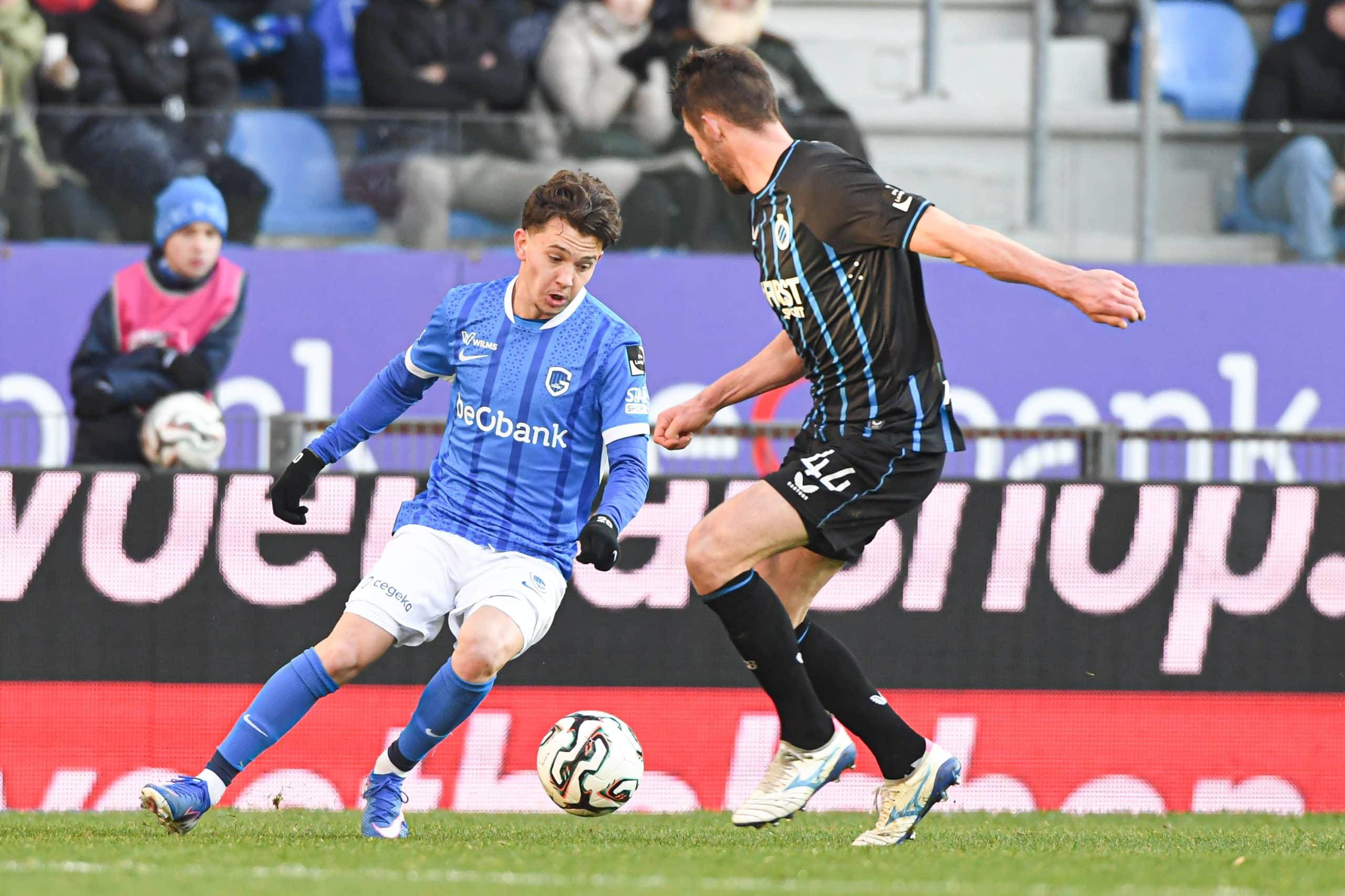 Konstantinos Karetsas en action avec Genk contre le Club Bruges.