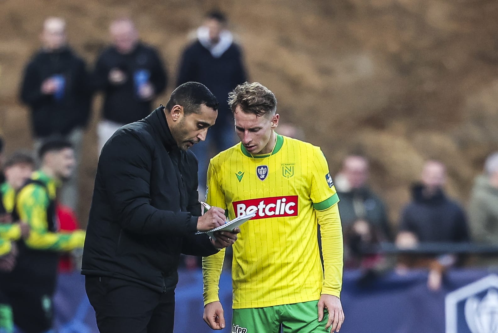 L'entraîneur du FC Nantes, Ahmed Kantari, en discussion avec Nicolas Cozza.