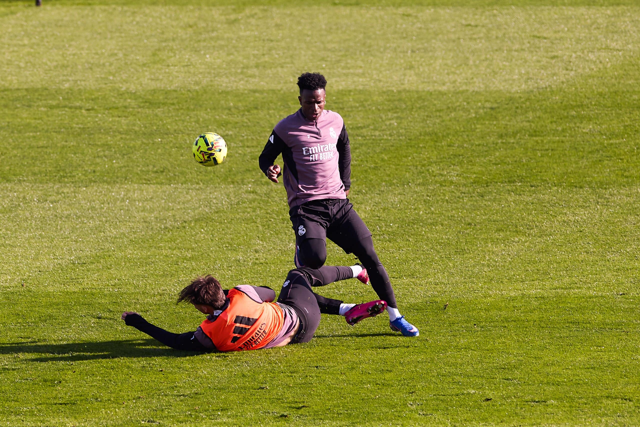 Vinicius Jr taclé par un partenaire lors d'un entraînement du Real Madrid.