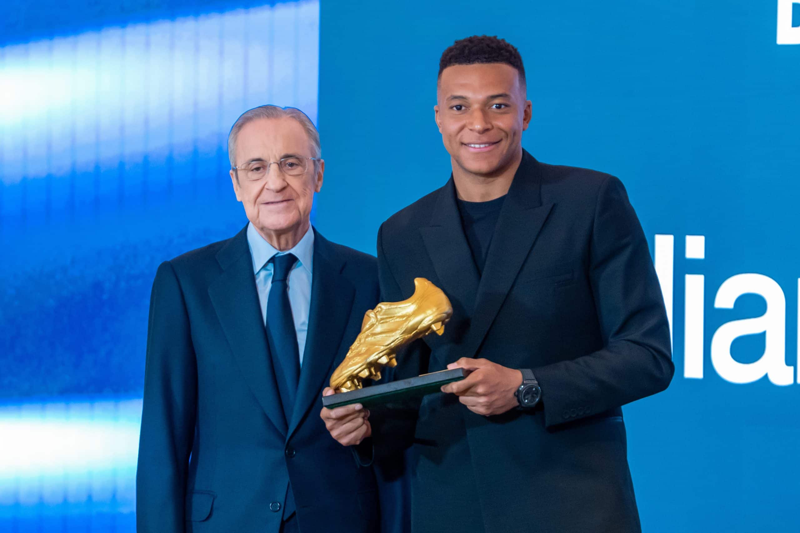 Florentino Pérez et Kylian Mbappé posant après la remise du Soulier d'Or.