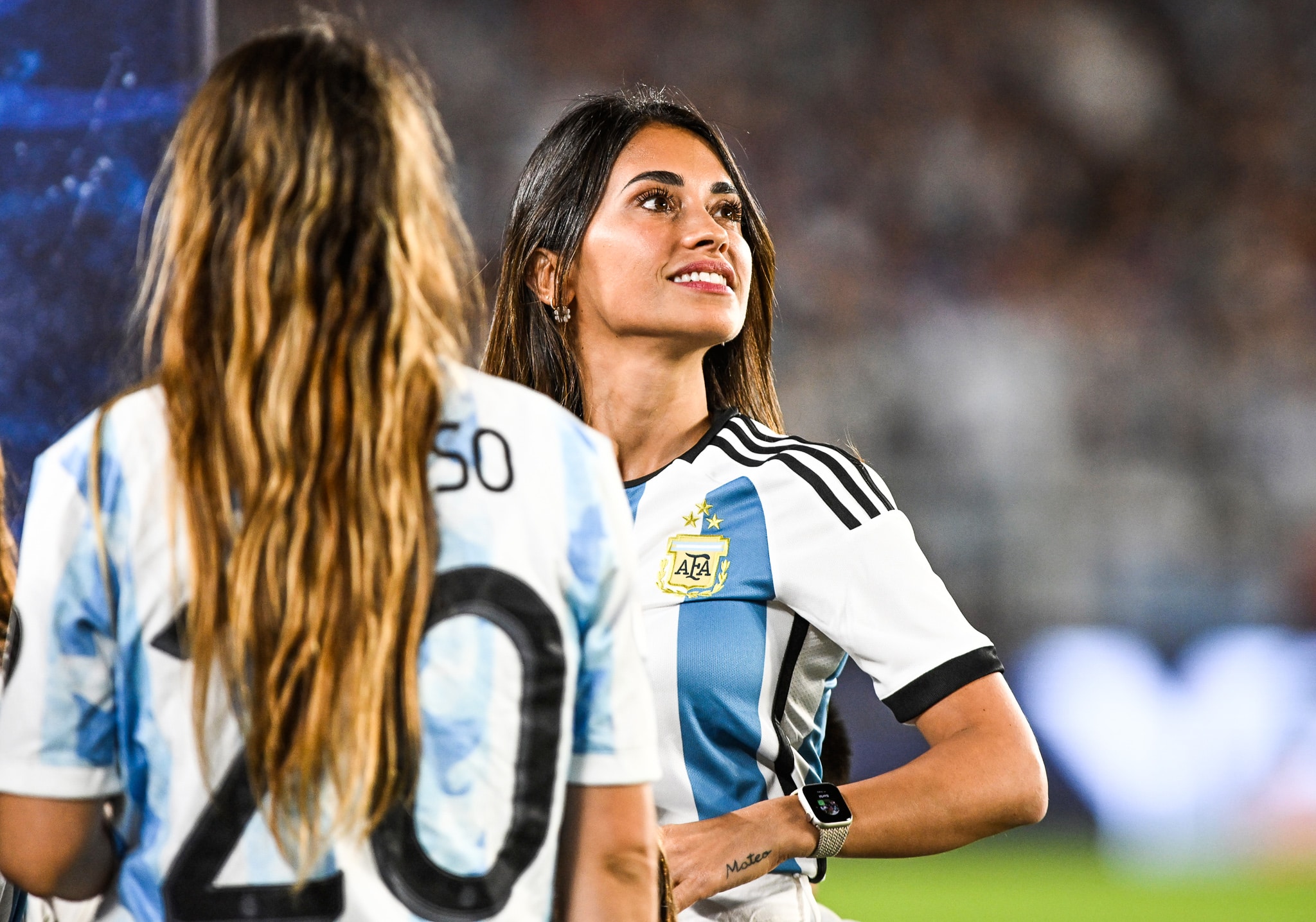 Antonella Roccuzzo avec le maillot de l'Argentine.