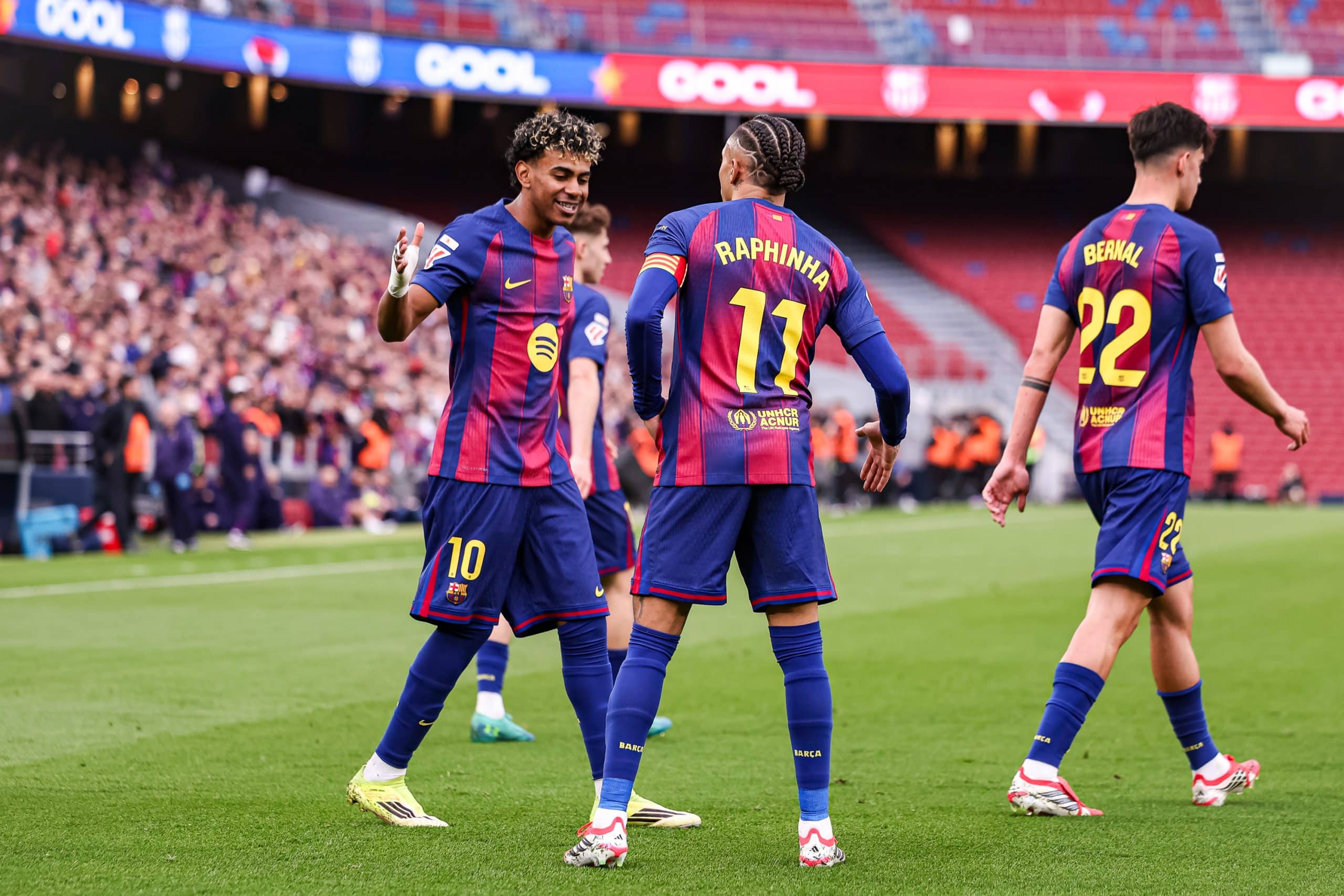Lamine Yamal et Raphinha célébrant un but sous le maillot du FC Barcelone.