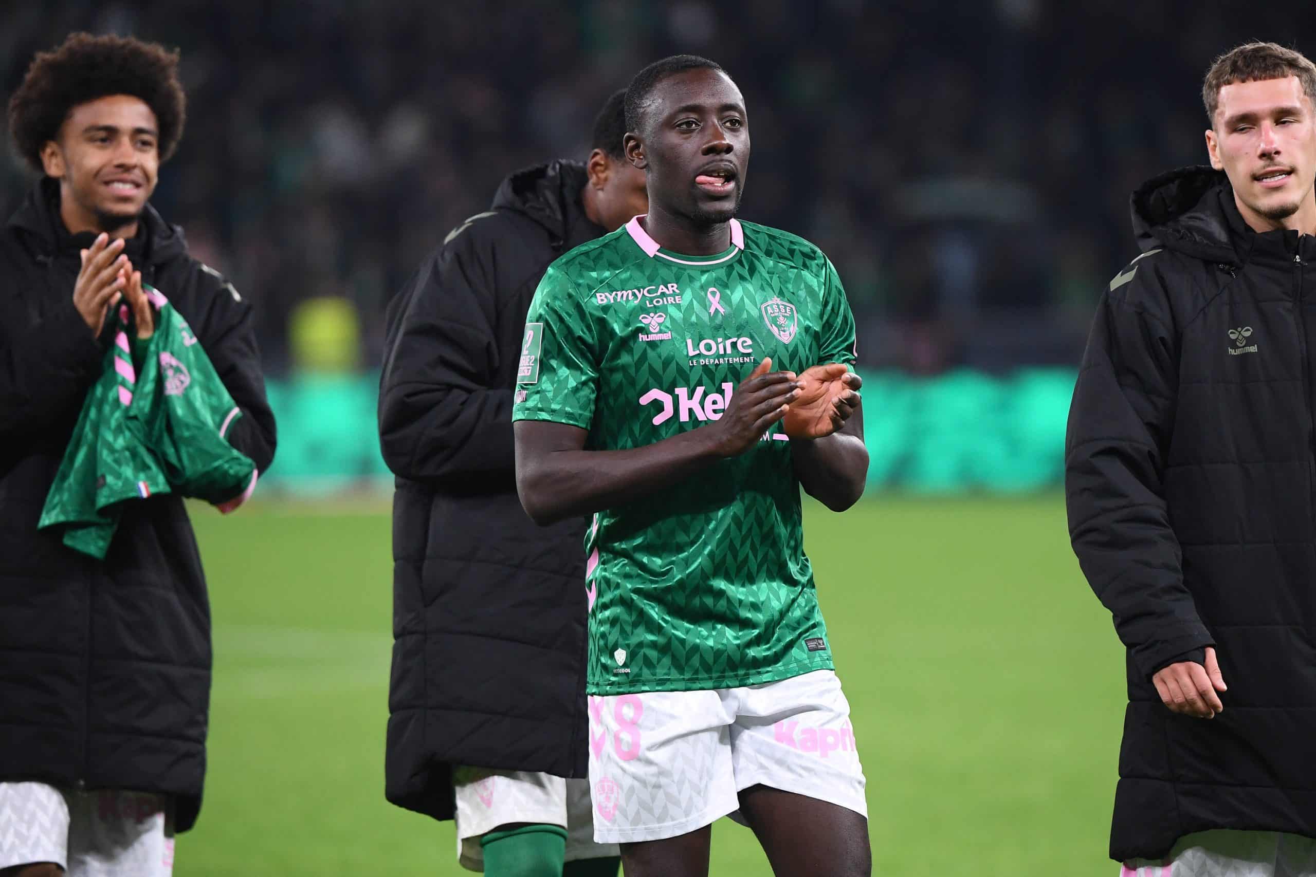 Dennis Appiah applaudissant les supporters de l'ASSE après une victoire.
