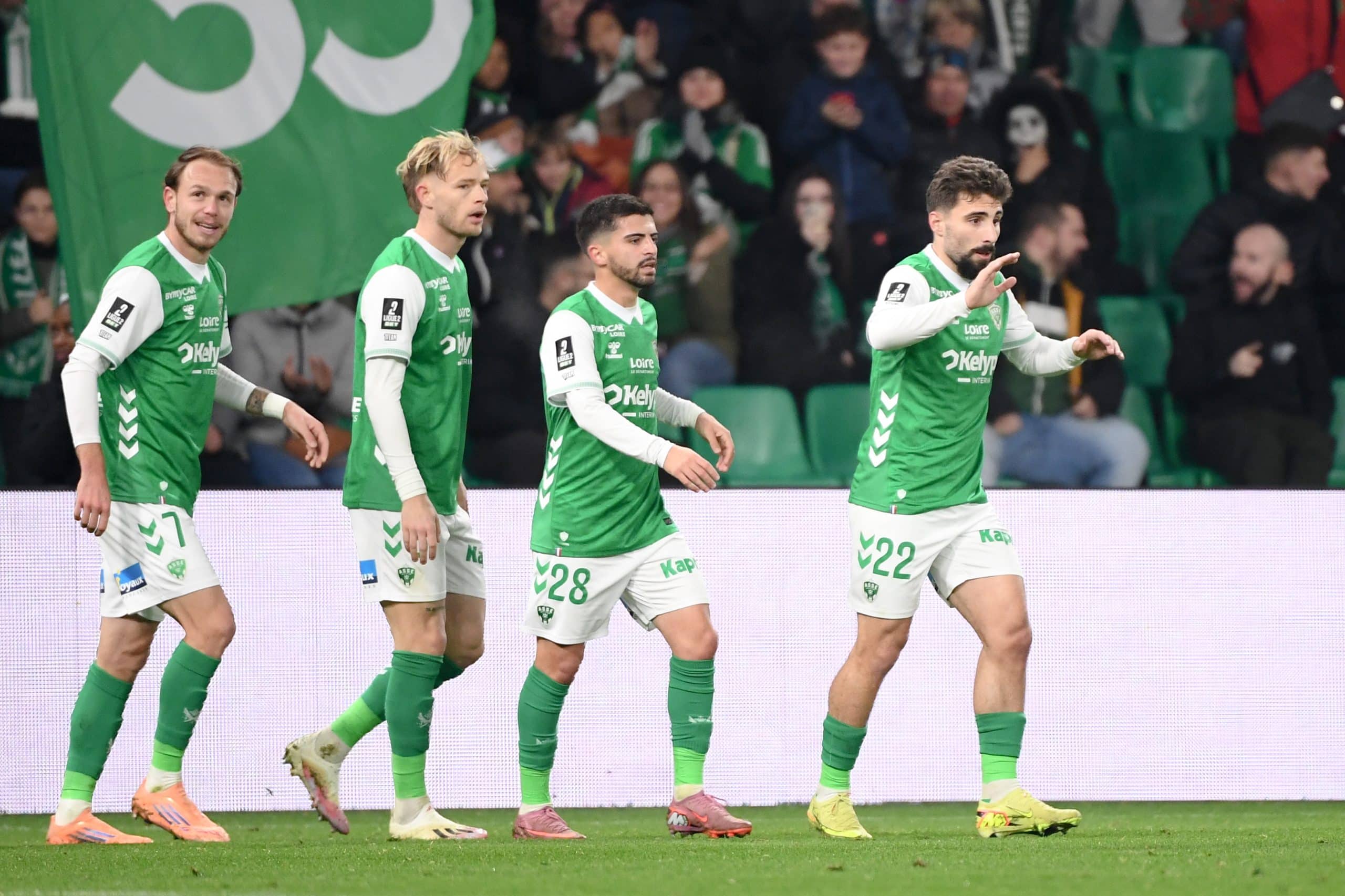 Irvin Cardona et Zuriko Davitashvili aux côtés de leurs coéquipiers de l'ASSE