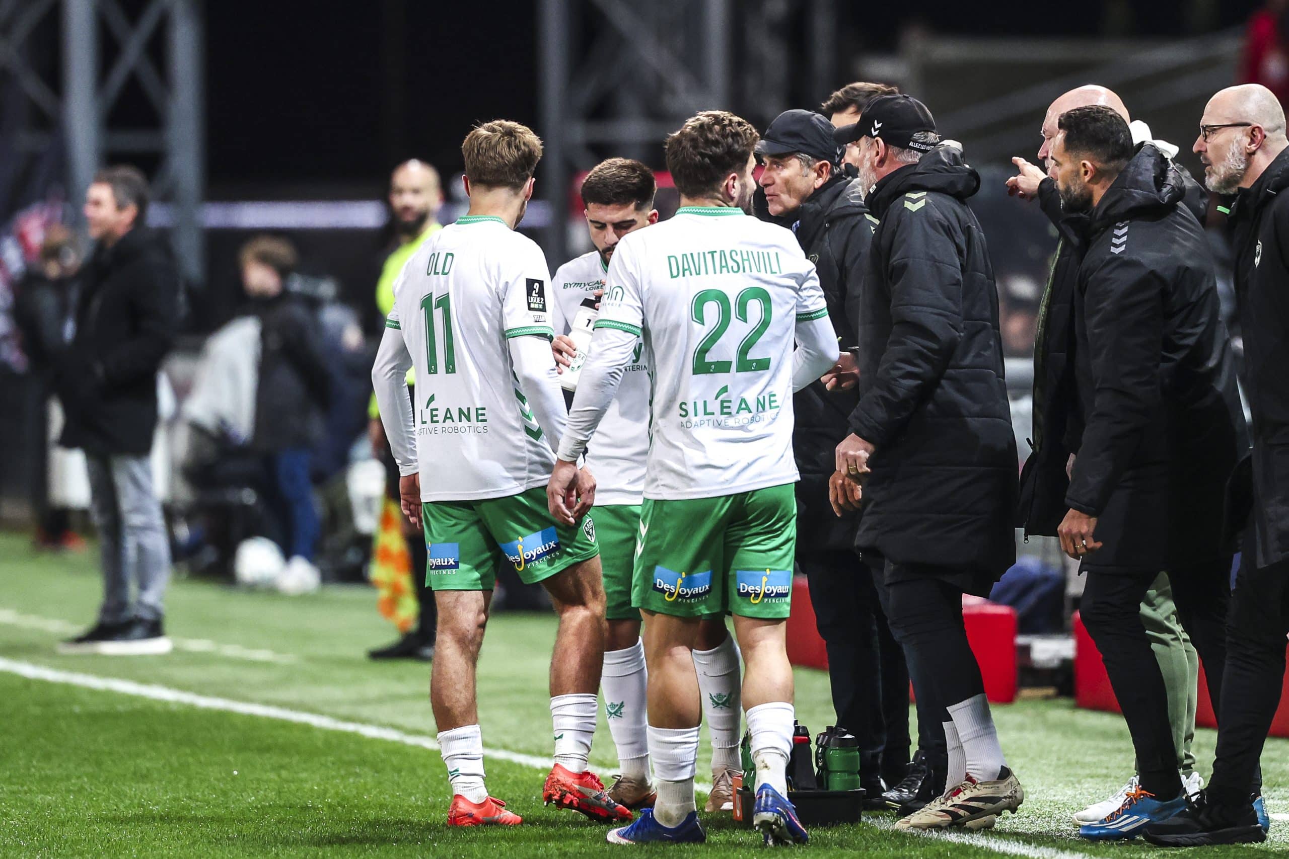 Philippe Montanier discutant avec ses joueurs à Guingamp.