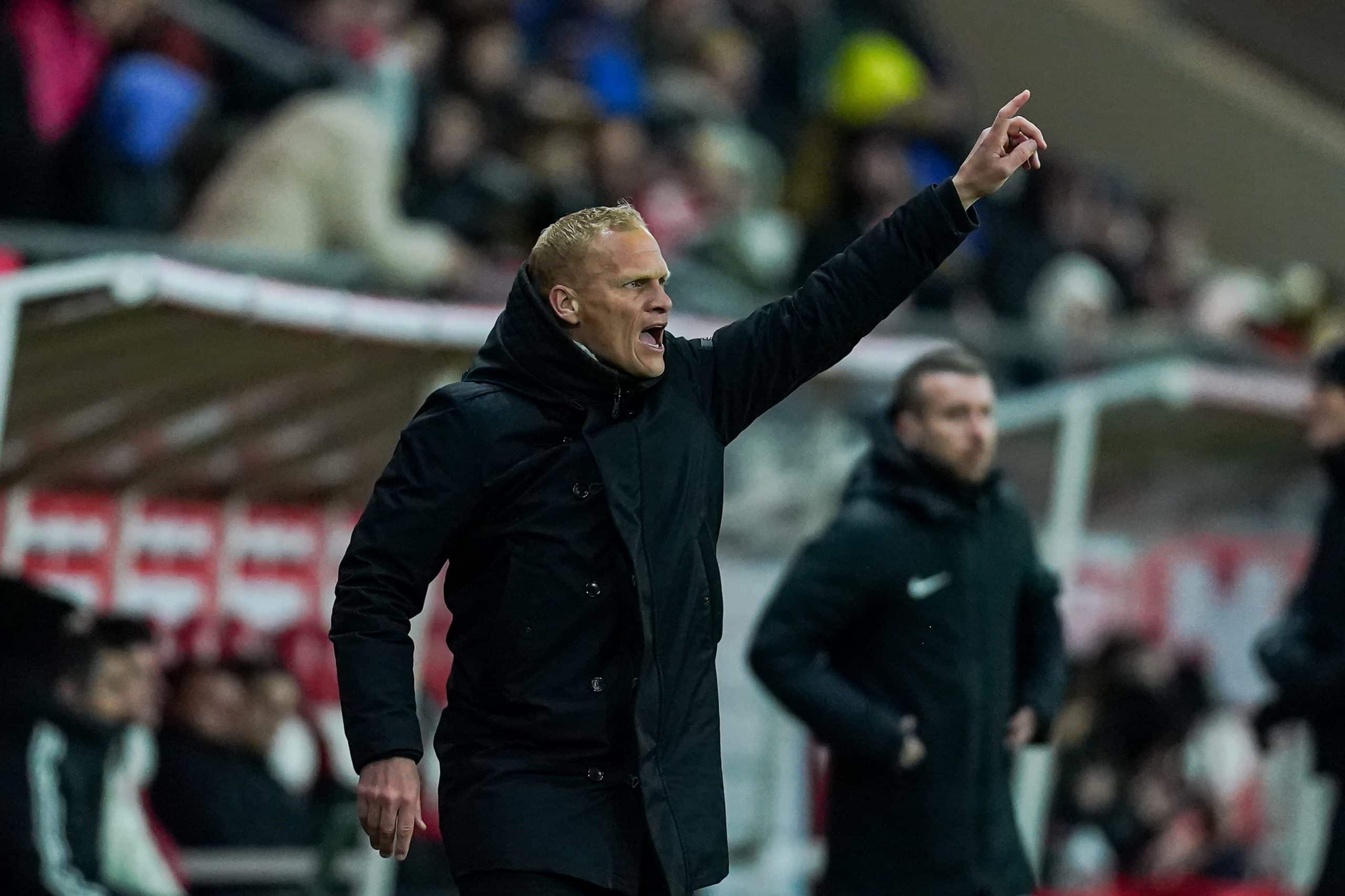 L'entraîneur du Stade de Reims, Karel Geraerts, donnant des consignes.