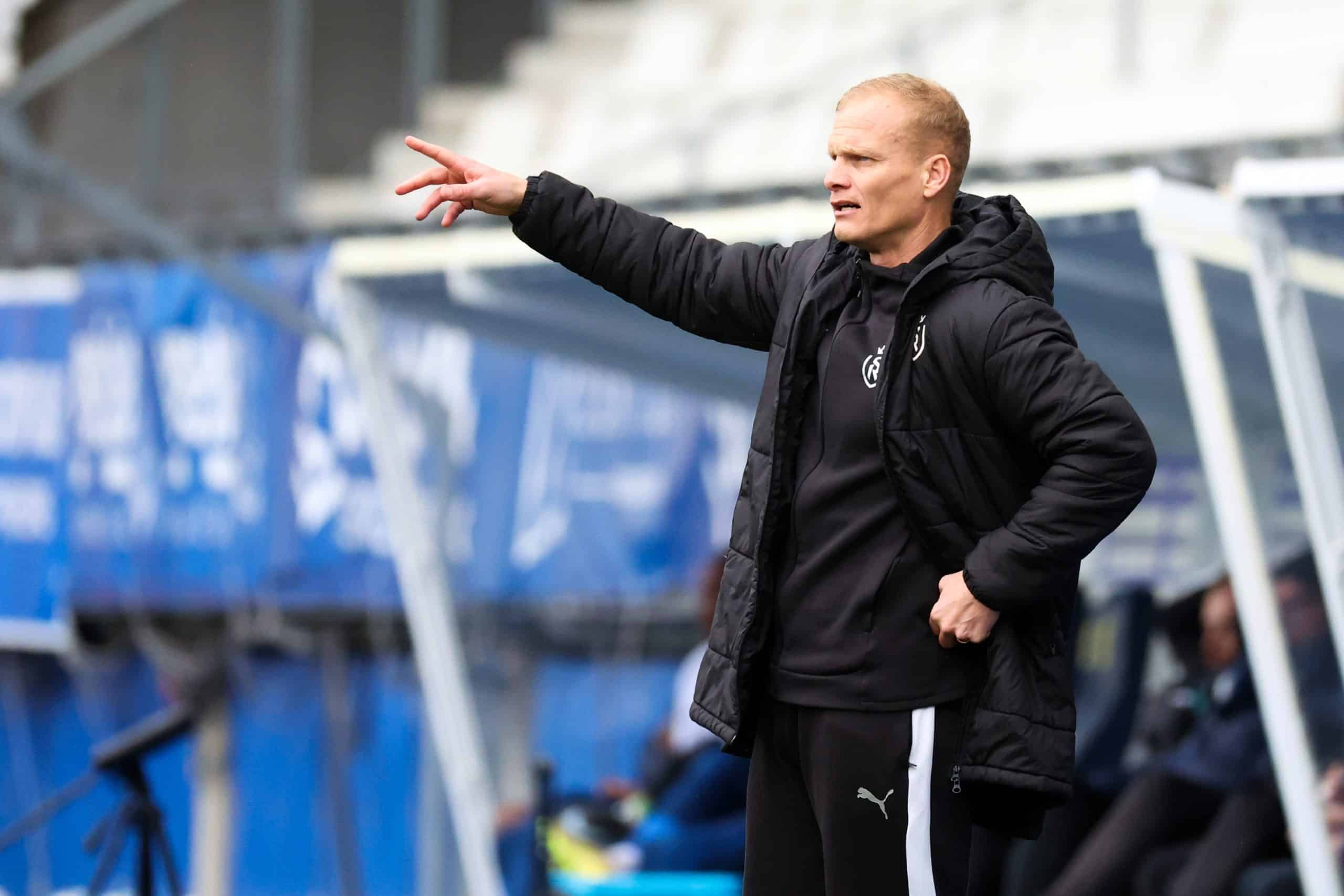 L'entraîneur du Stade de Reims, Karel Geraerts, donnant des instructions à ses joueurs.